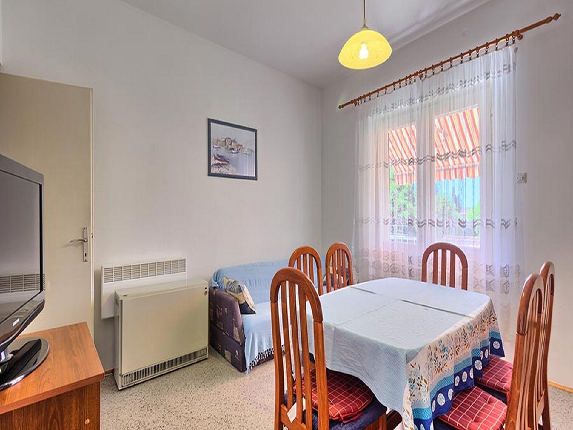 Rustig appartement in Kastel Luksic met balkon, op 100m van het strand - foto 1