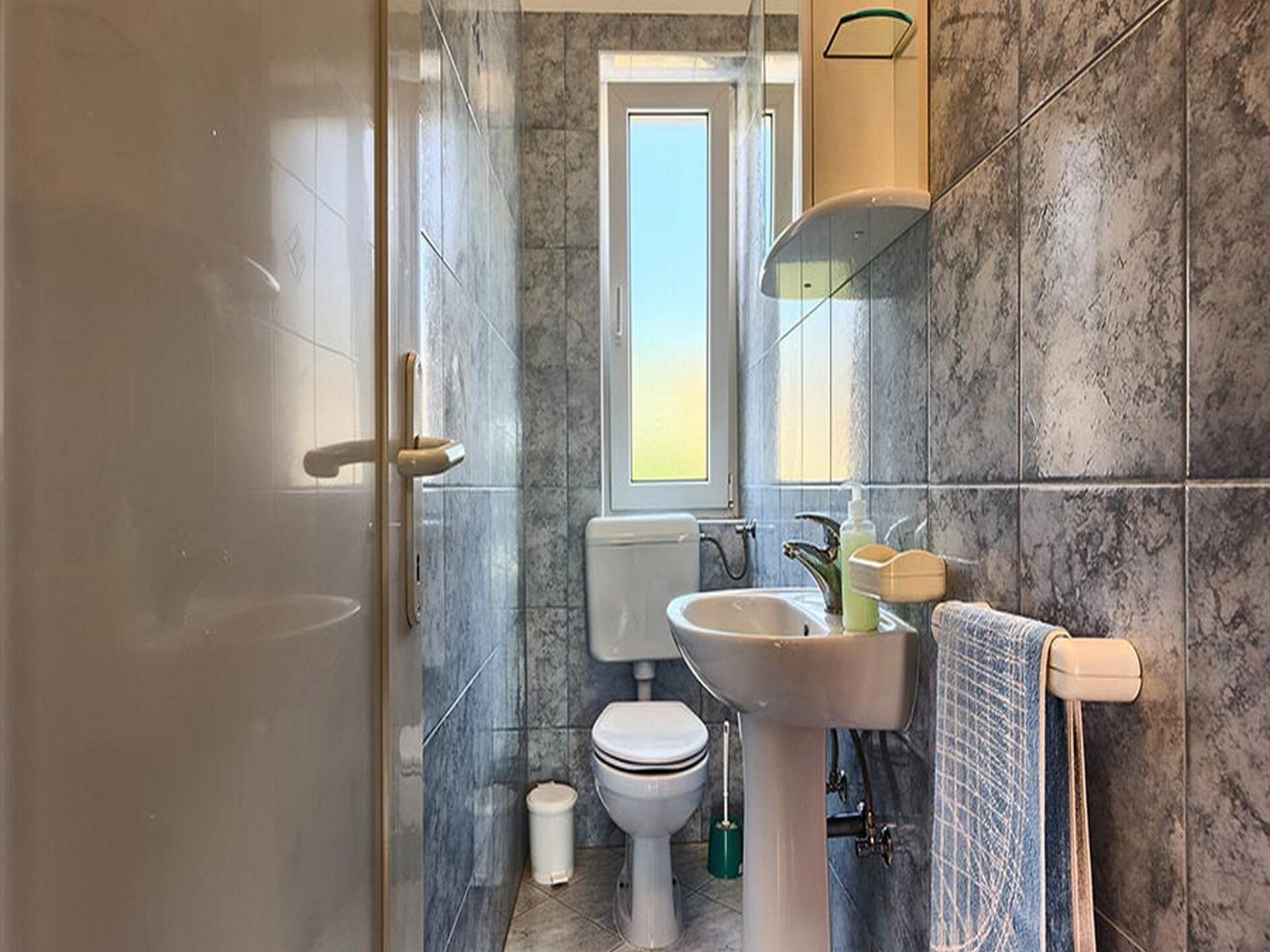 Rustig appartement in Kastel Luksic met balkon, op 100m van het strand - foto 12