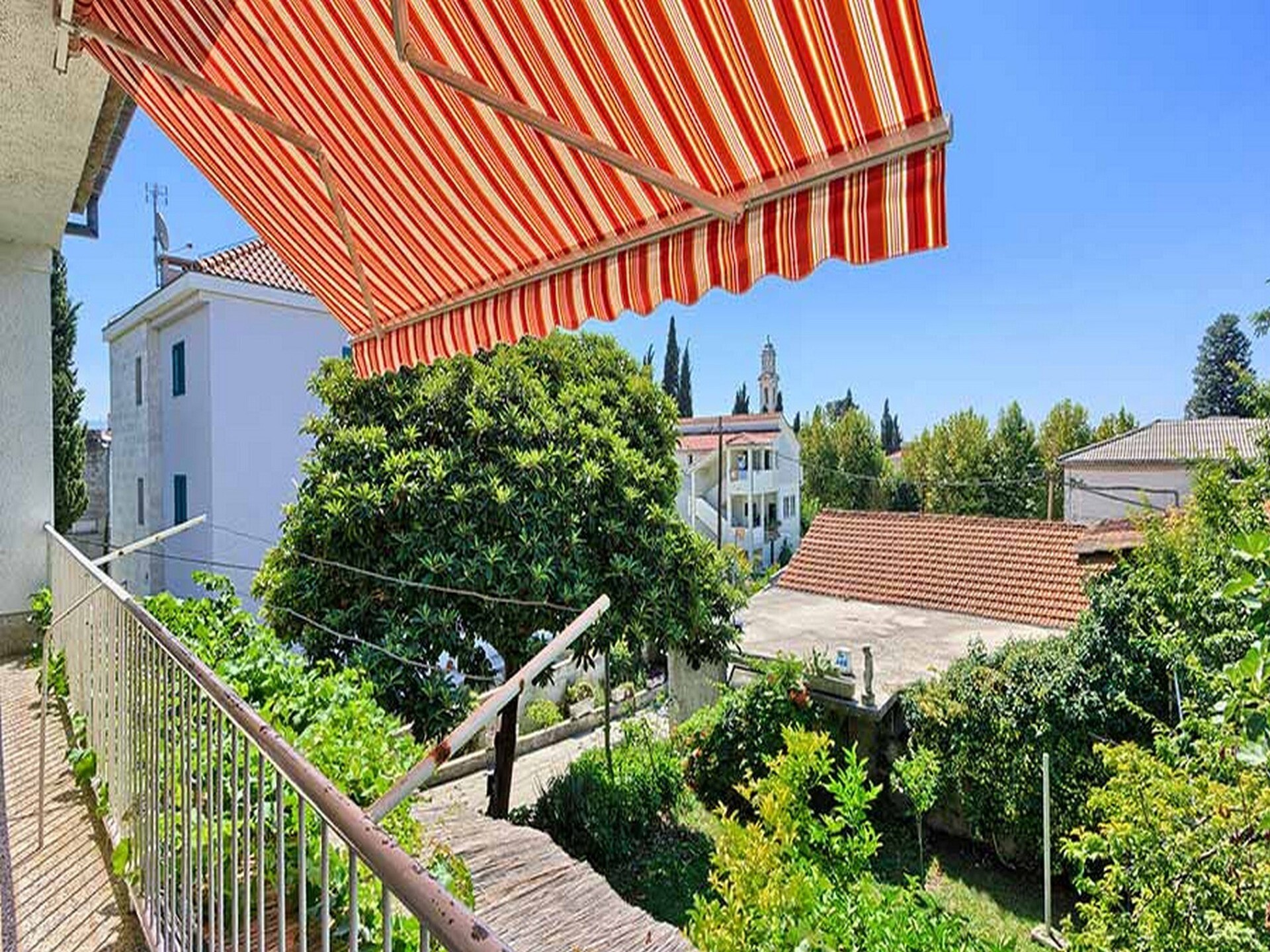 Rustig appartement in Kastel Luksic met balkon, op 100m van het strand - foto 13