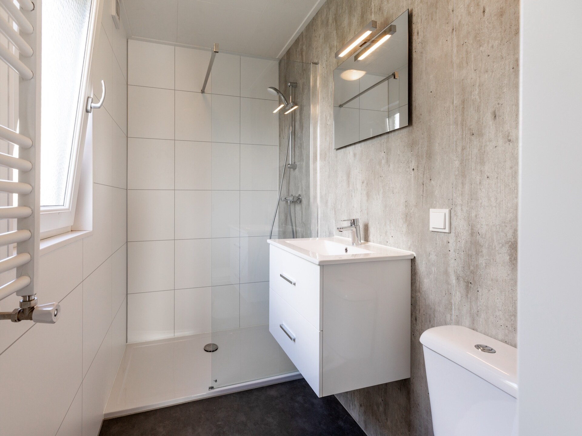 Stijlvol chalet met uitzicht op vijver op Recreatiepark Rhederlaagse Meren - foto 10