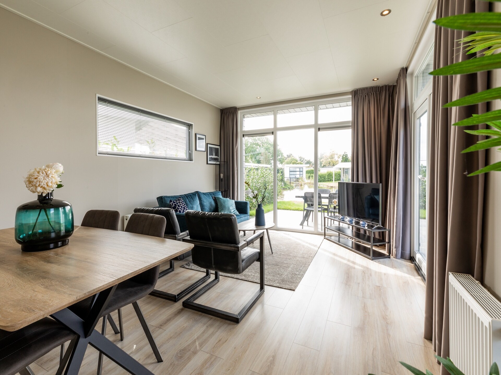 Stijlvol chalet met uitzicht op vijver op Recreatiepark Rhederlaagse Meren - foto 7
