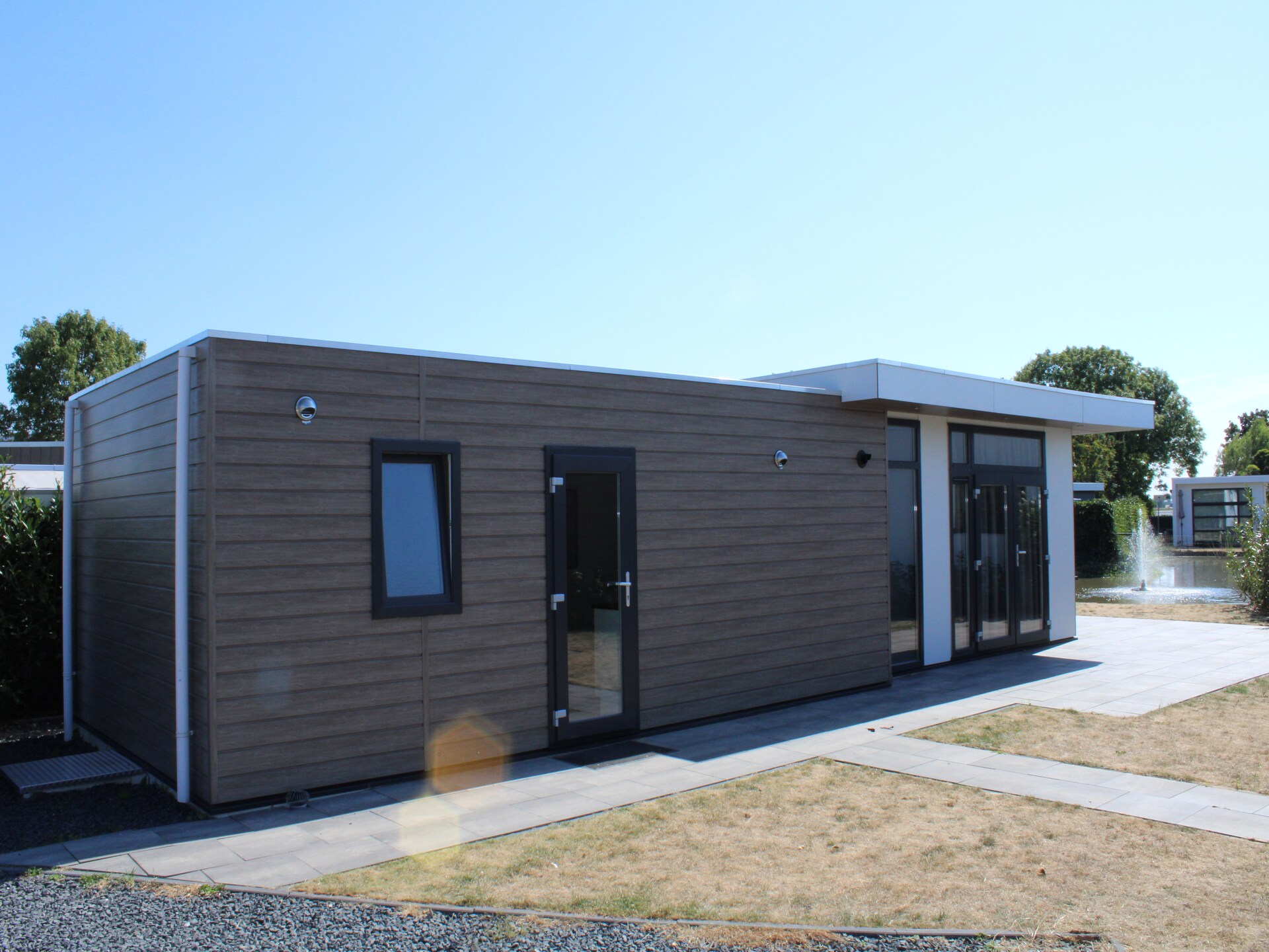 Stijlvol chalet met uitzicht op vijver op Recreatiepark Rhederlaagse Meren - foto 11