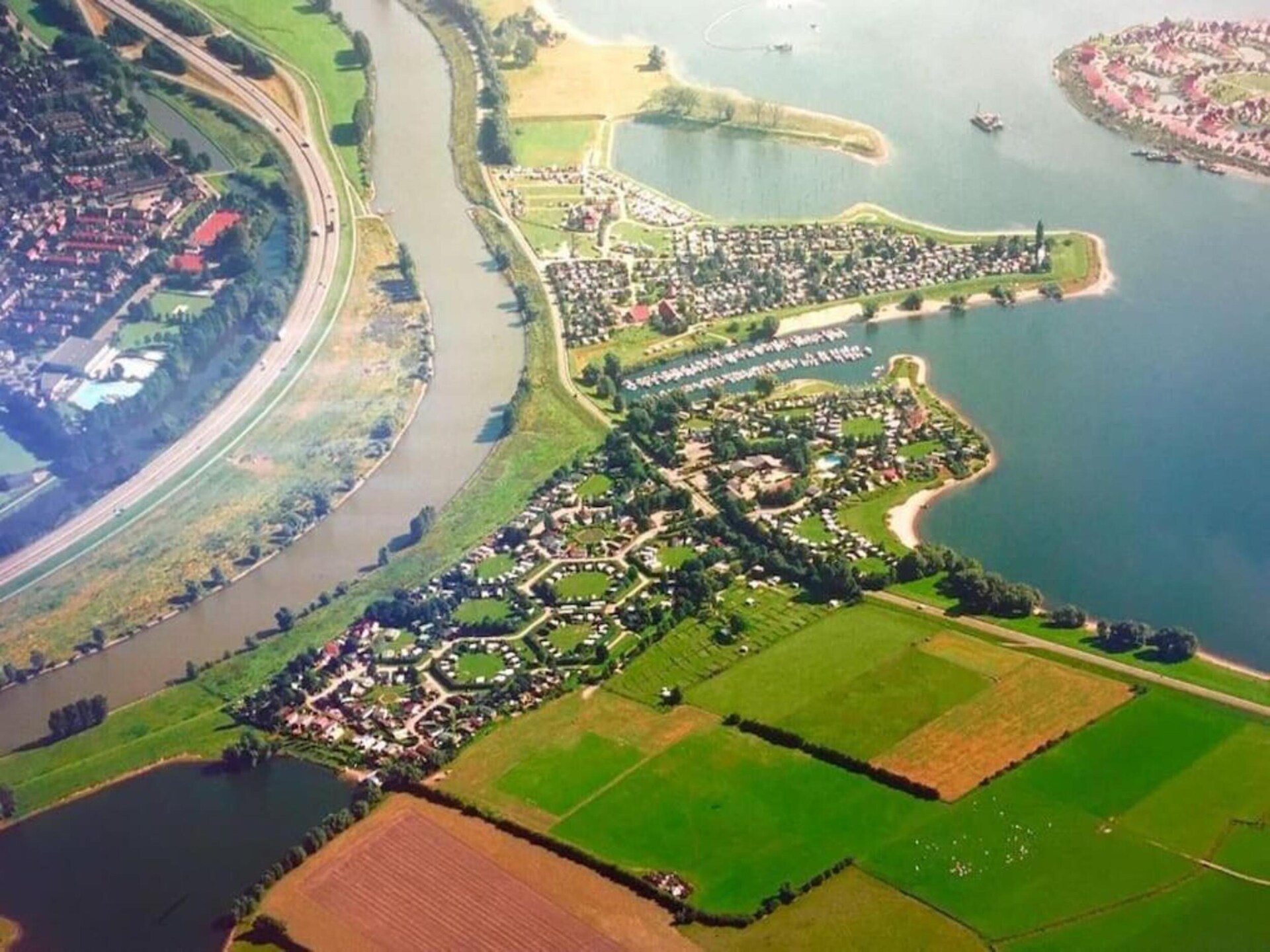 Stijlvol chalet met uitzicht op vijver op Recreatiepark Rhederlaagse Meren - foto 29