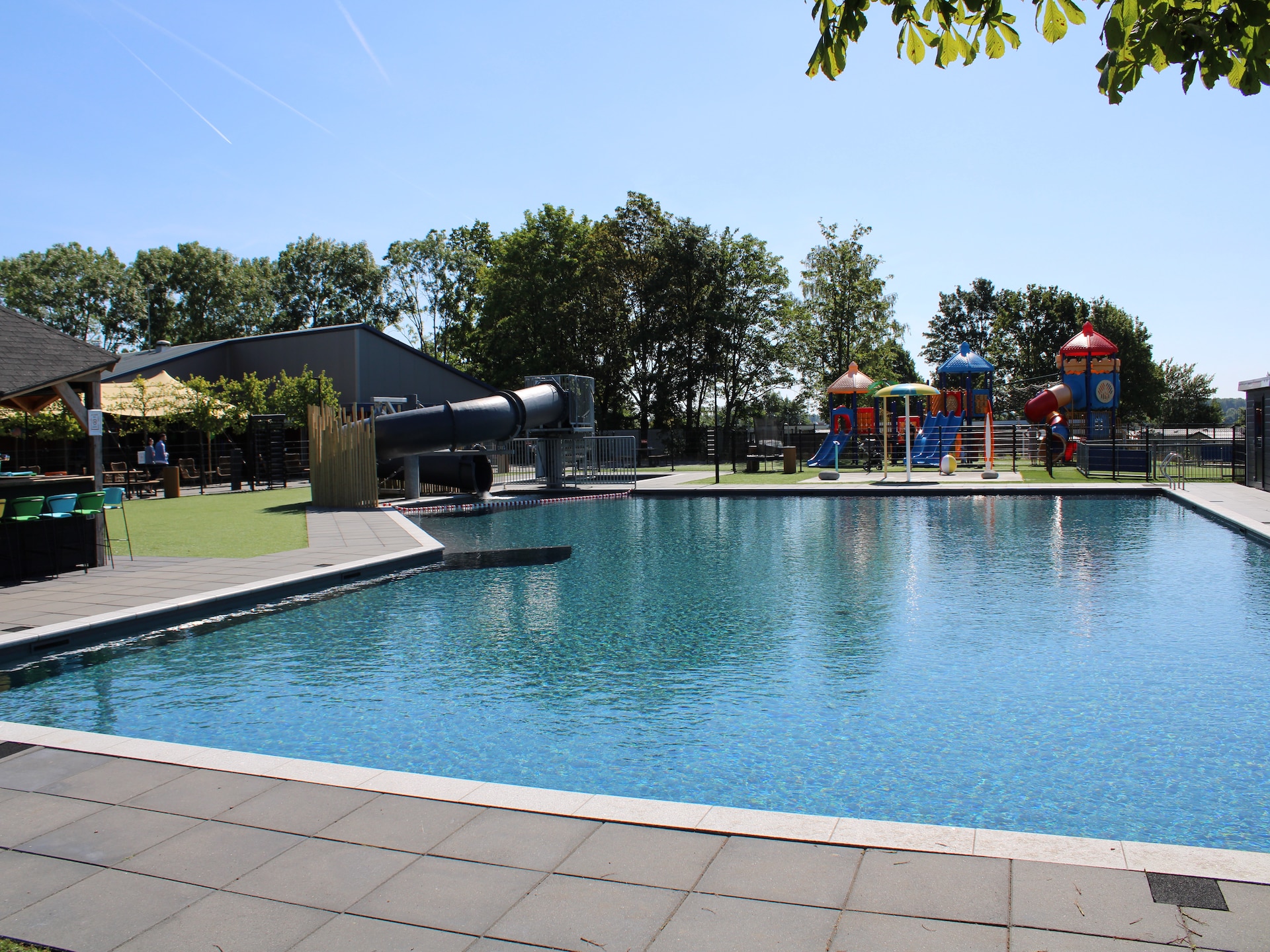 Stijlvol chalet aan vijver op Recreatiepark Rhederlaagse Meren - foto 17
