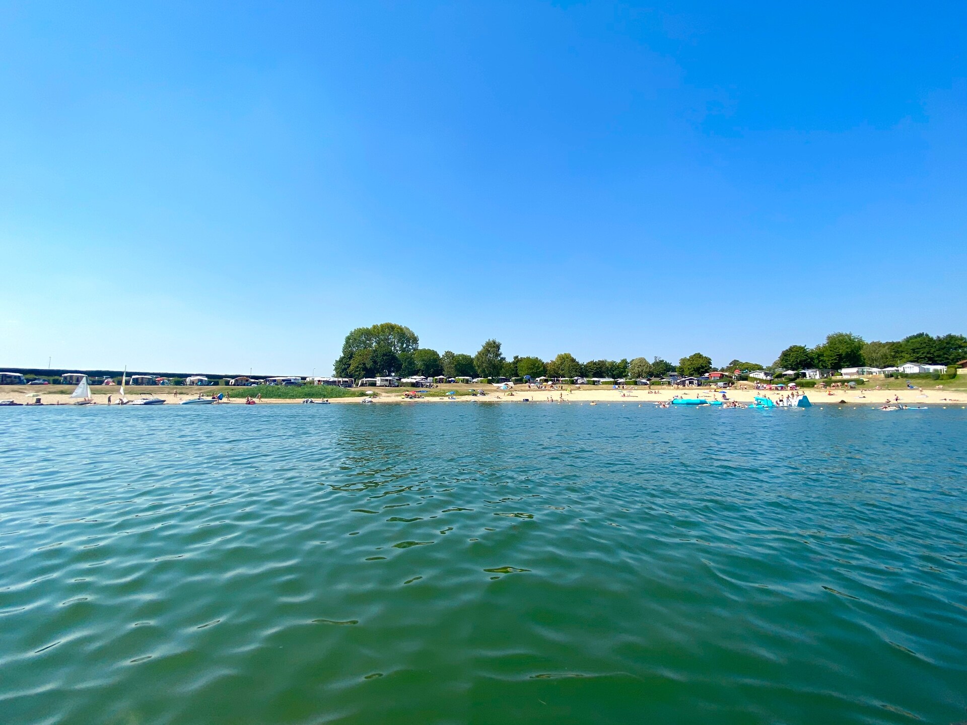 Stijlvol chalet aan vijver op Recreatiepark Rhederlaagse Meren - foto 30