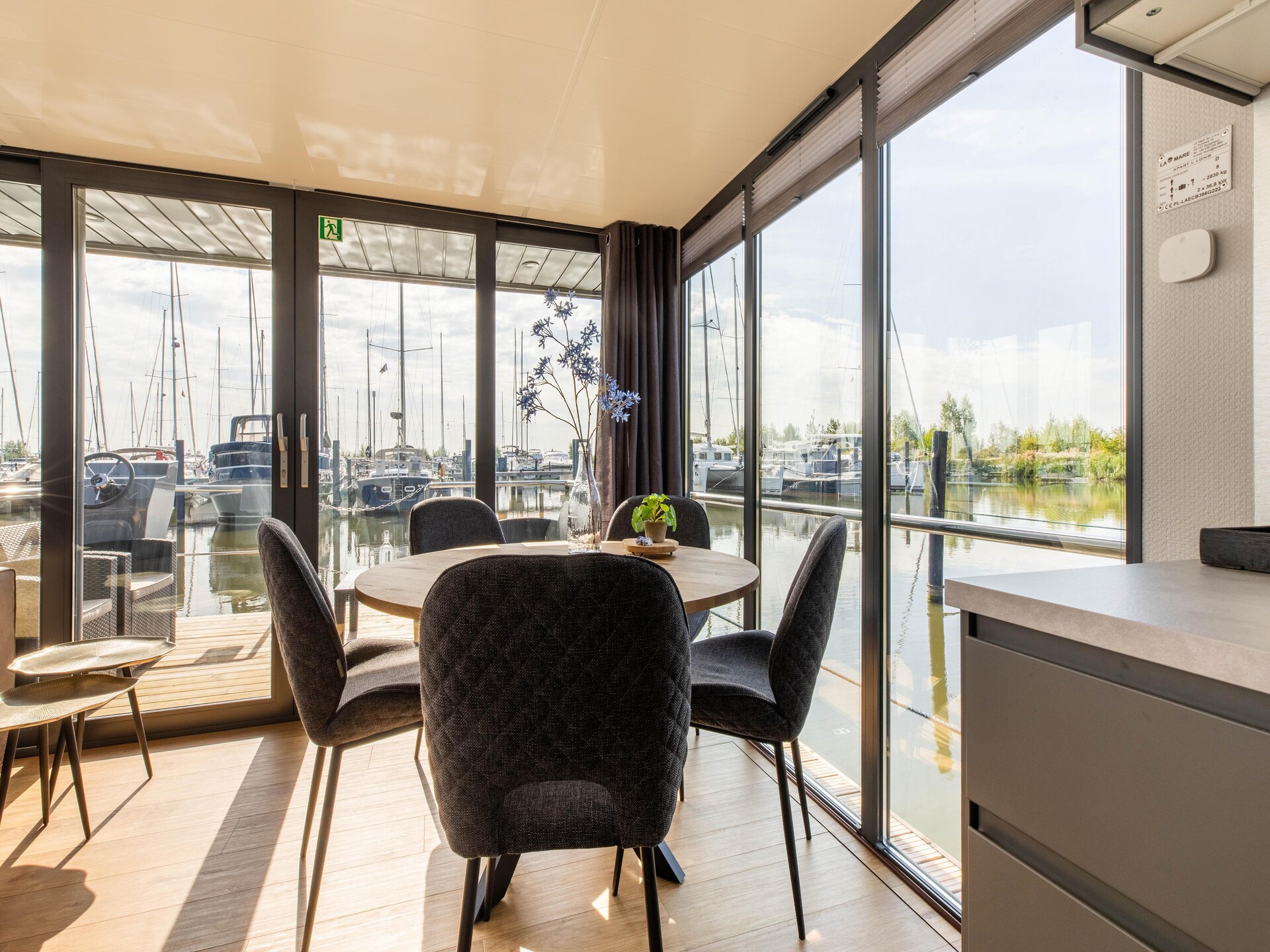 Unieke woonboot Wave aan het IJsselmeer in Volendam - foto 15
