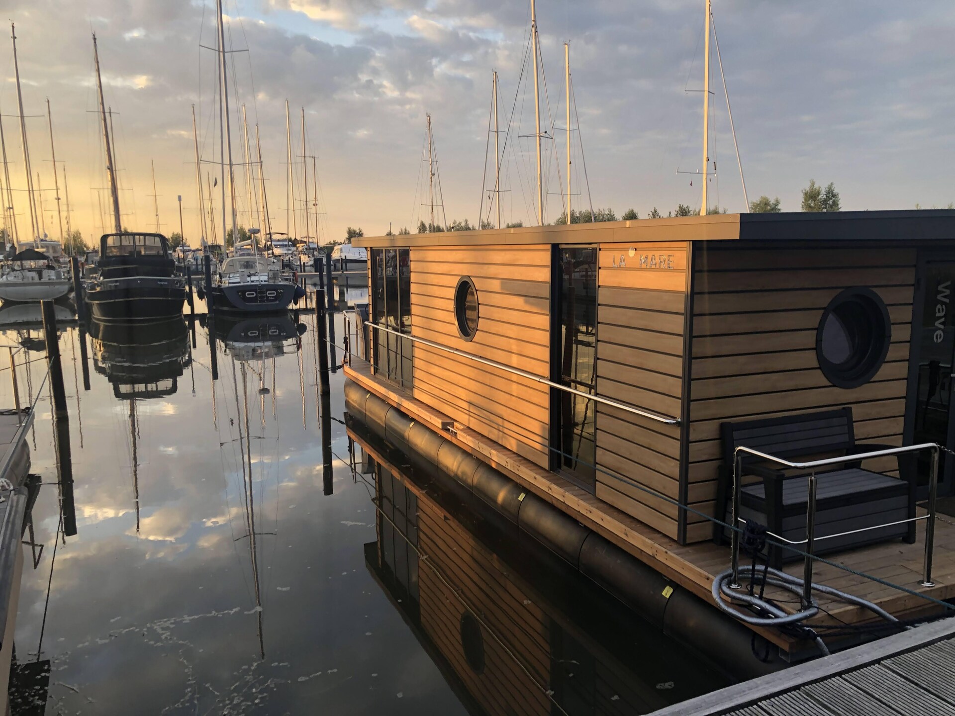 Unieke woonboot Wave aan het IJsselmeer in Volendam - foto 38