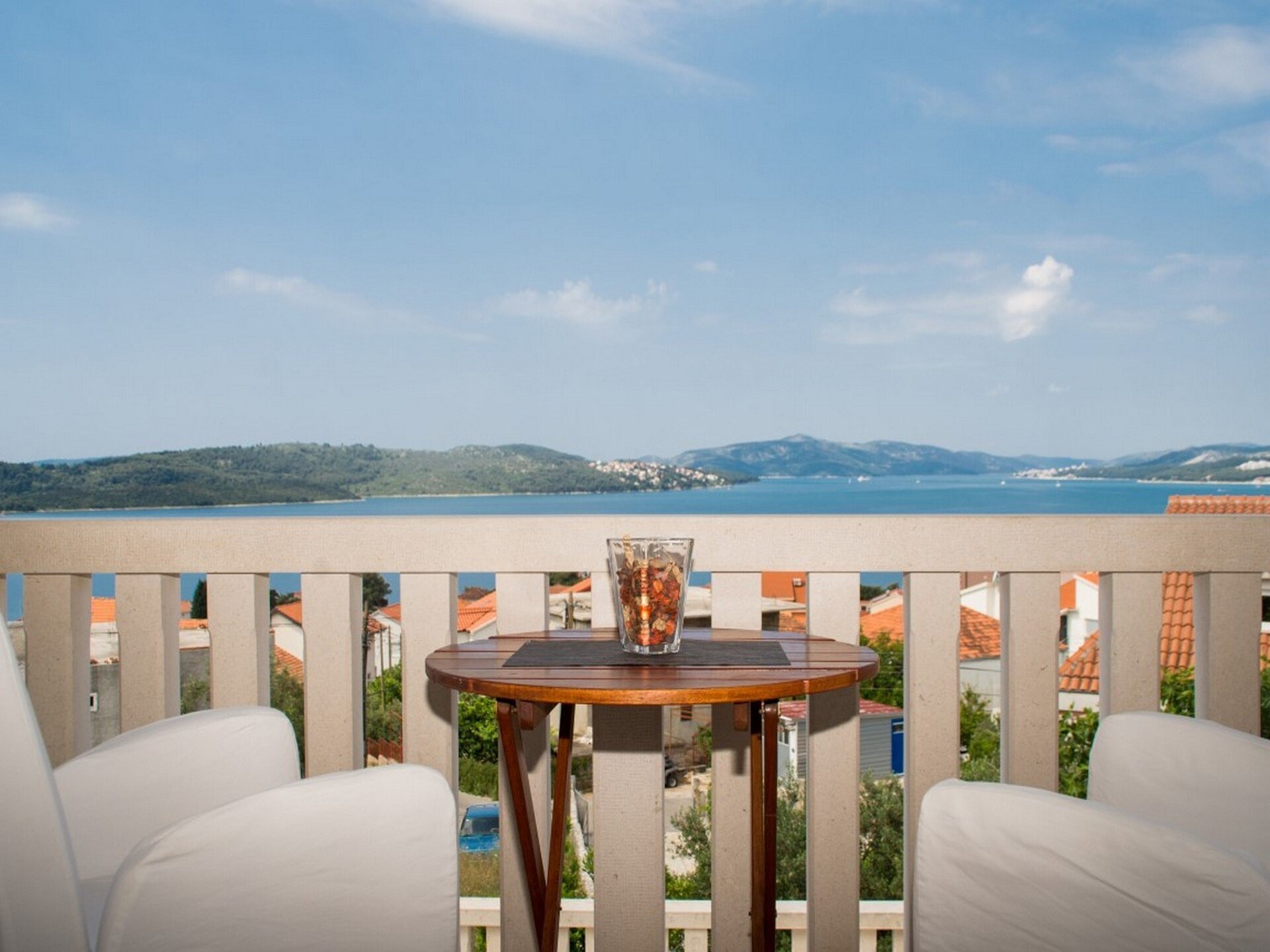 Studio met balkon en zeezicht op 400 meter van het strand in Okrug Gornji - foto 9