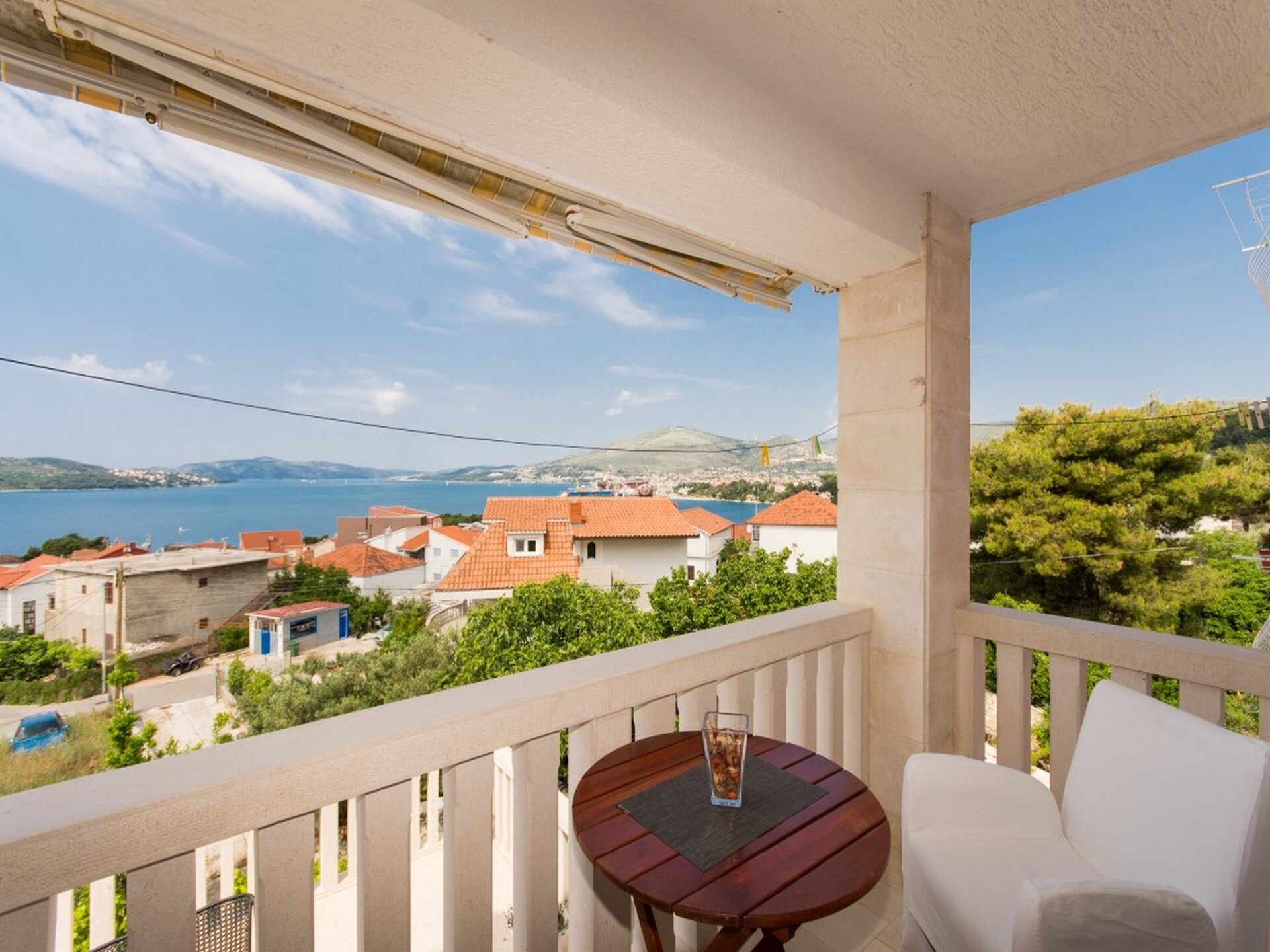 Studio met balkon en zeezicht op 400 meter van het strand in Okrug Gornji - foto 14