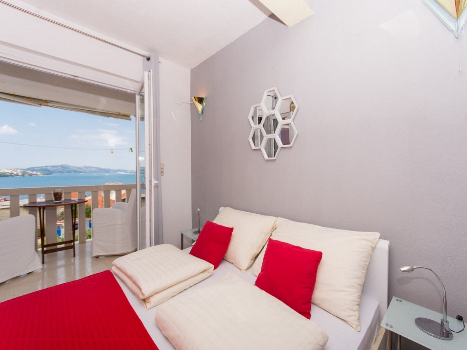 Studio met balkon en zeezicht op 400 meter van het strand in Okrug Gornji - foto 1