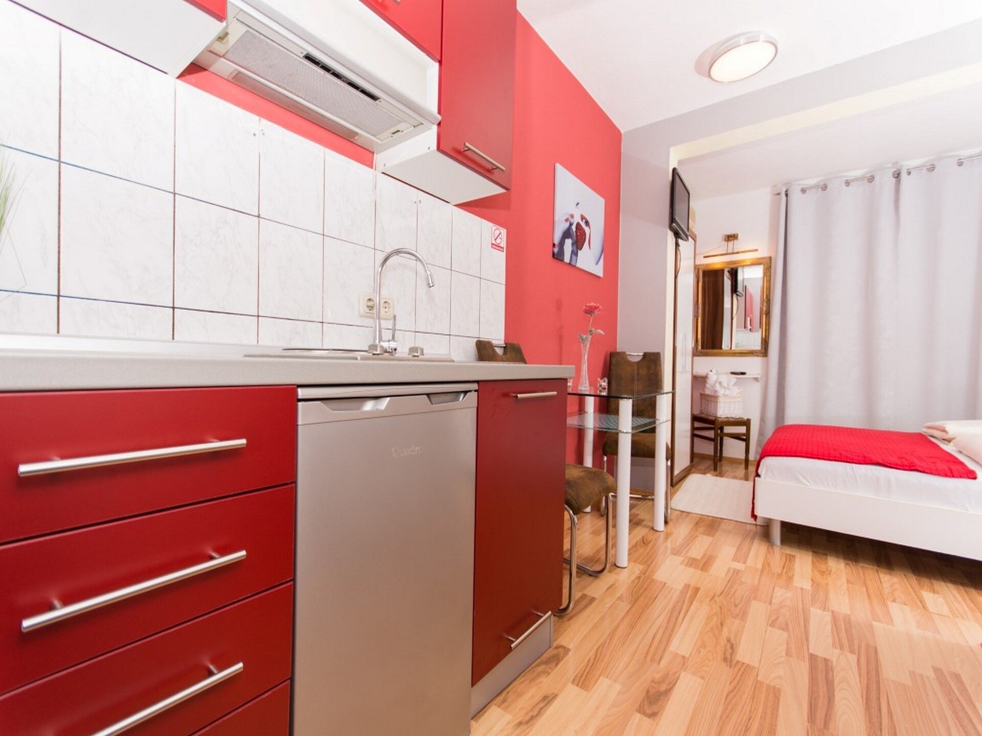 Studio met balkon en zeezicht op 400 meter van het strand in Okrug Gornji - foto 4