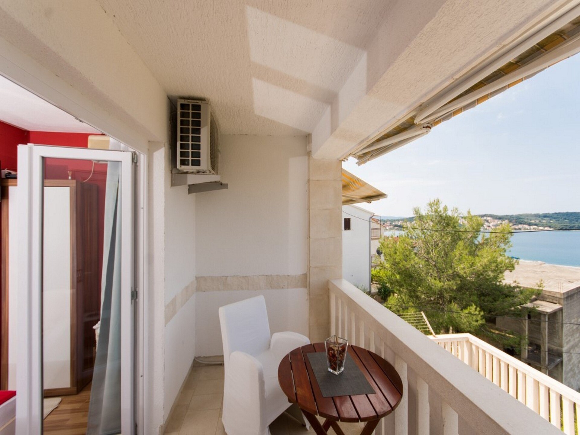Studio met balkon en zeezicht op 400 meter van het strand in Okrug Gornji - foto 12