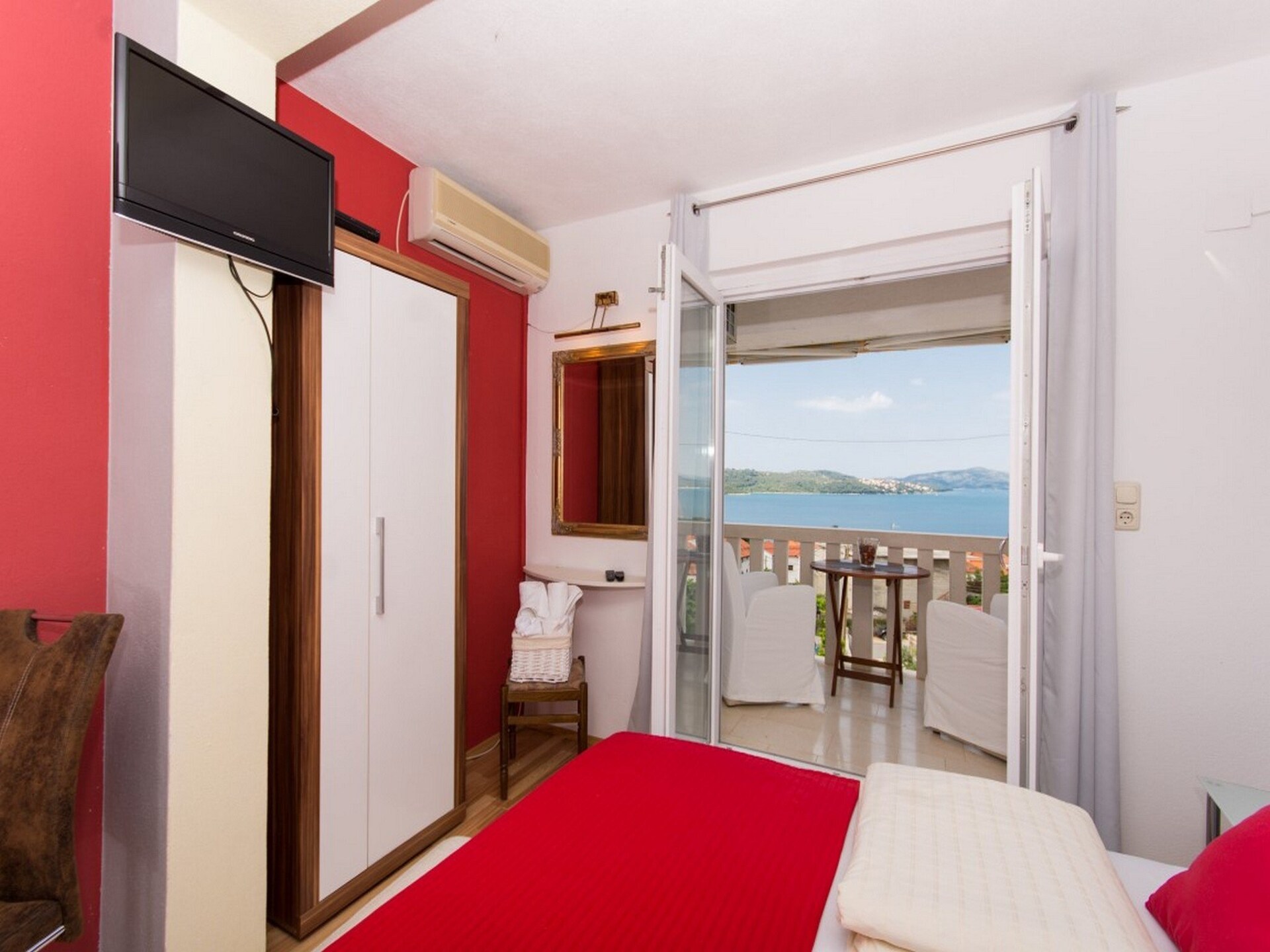 Studio met balkon en zeezicht op 400 meter van het strand in Okrug Gornji - foto 13