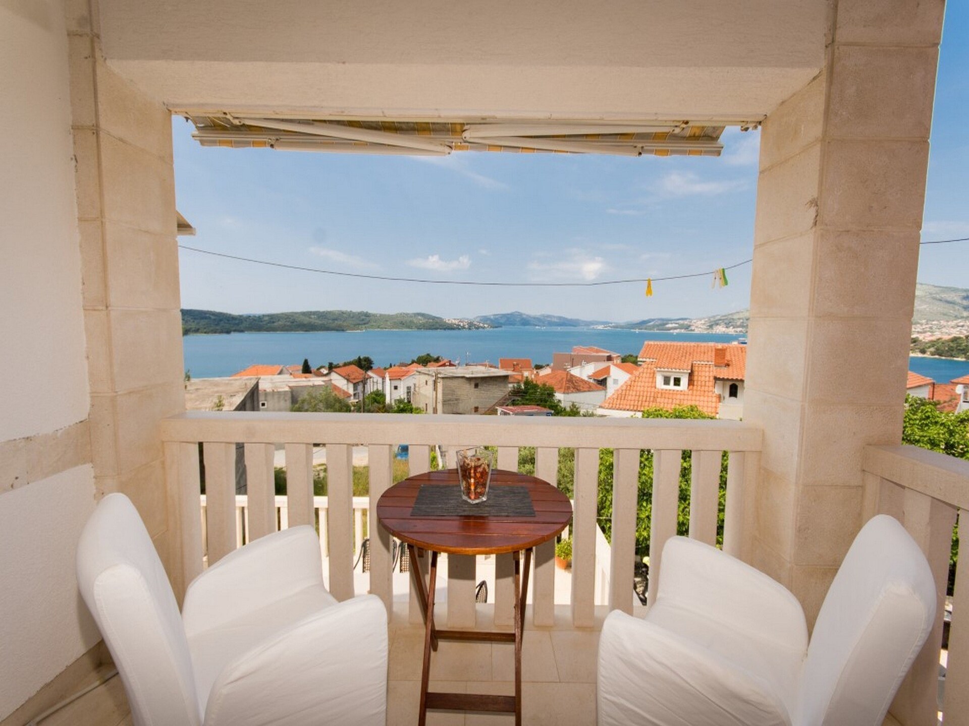 Studio met balkon en zeezicht op 400 meter van het strand in Okrug Gornji - foto 15