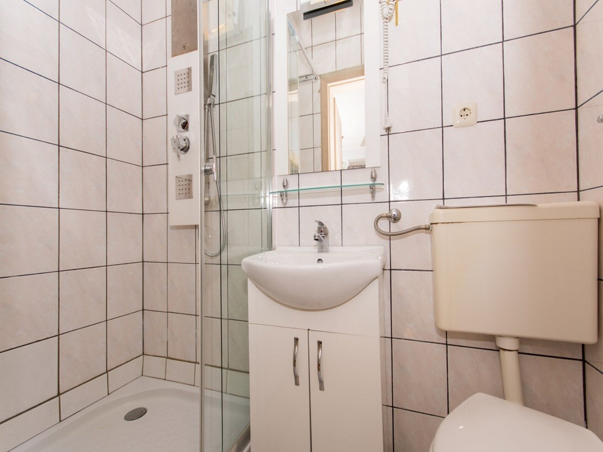 Op 400 m van het strand: appartement in Okrug Gornji voor 4 personen - foto 17