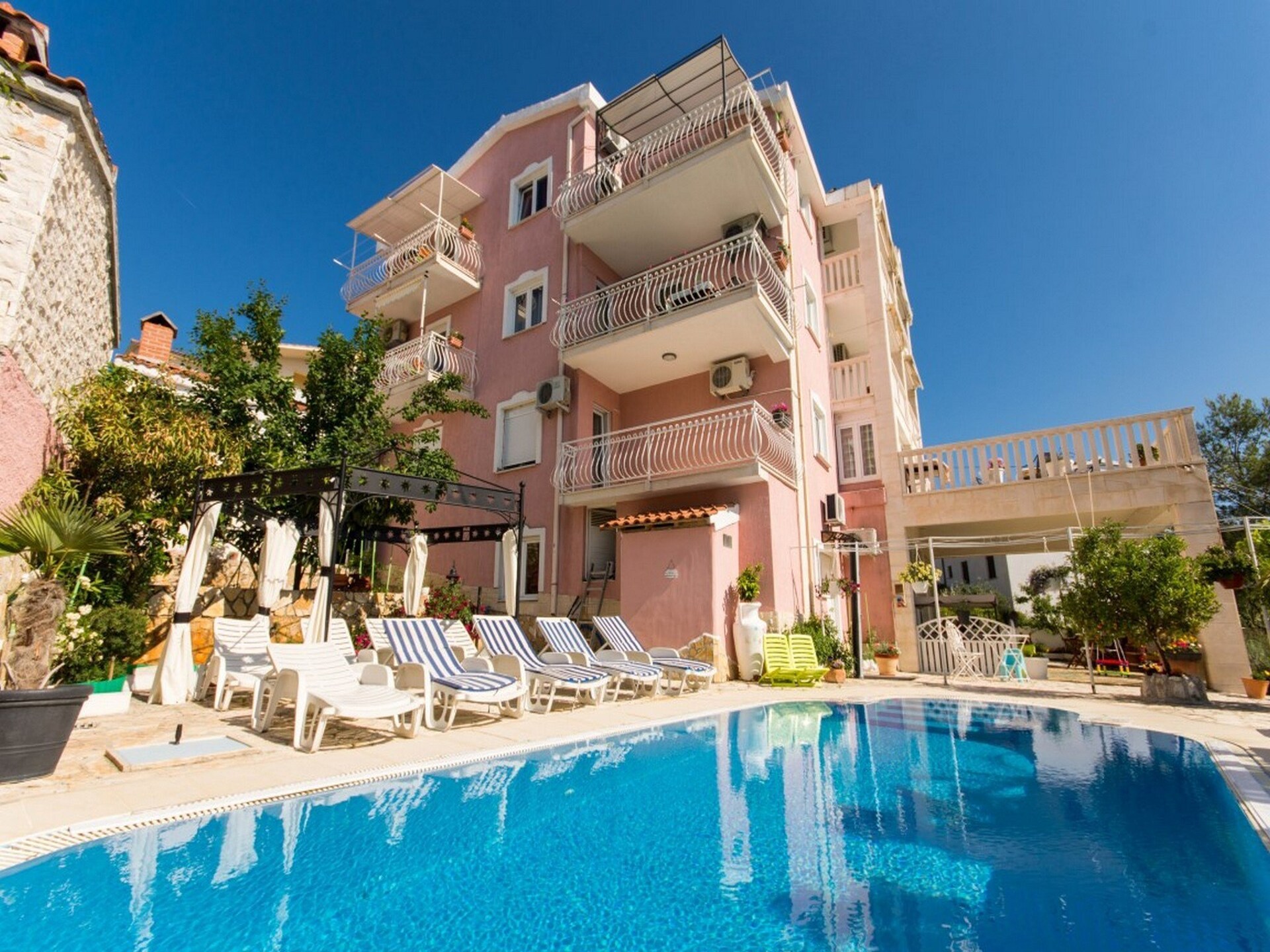 Op 400 m van het strand: appartement in Okrug Gornji voor 4 personen - foto 32