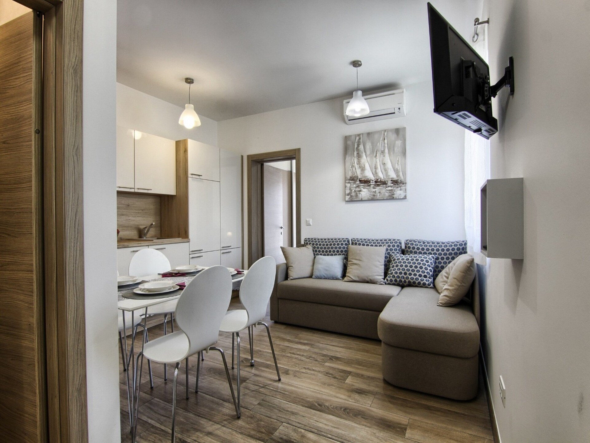 Licht appartement met terras op 50 meter van de zee in Pakoštane - foto 1