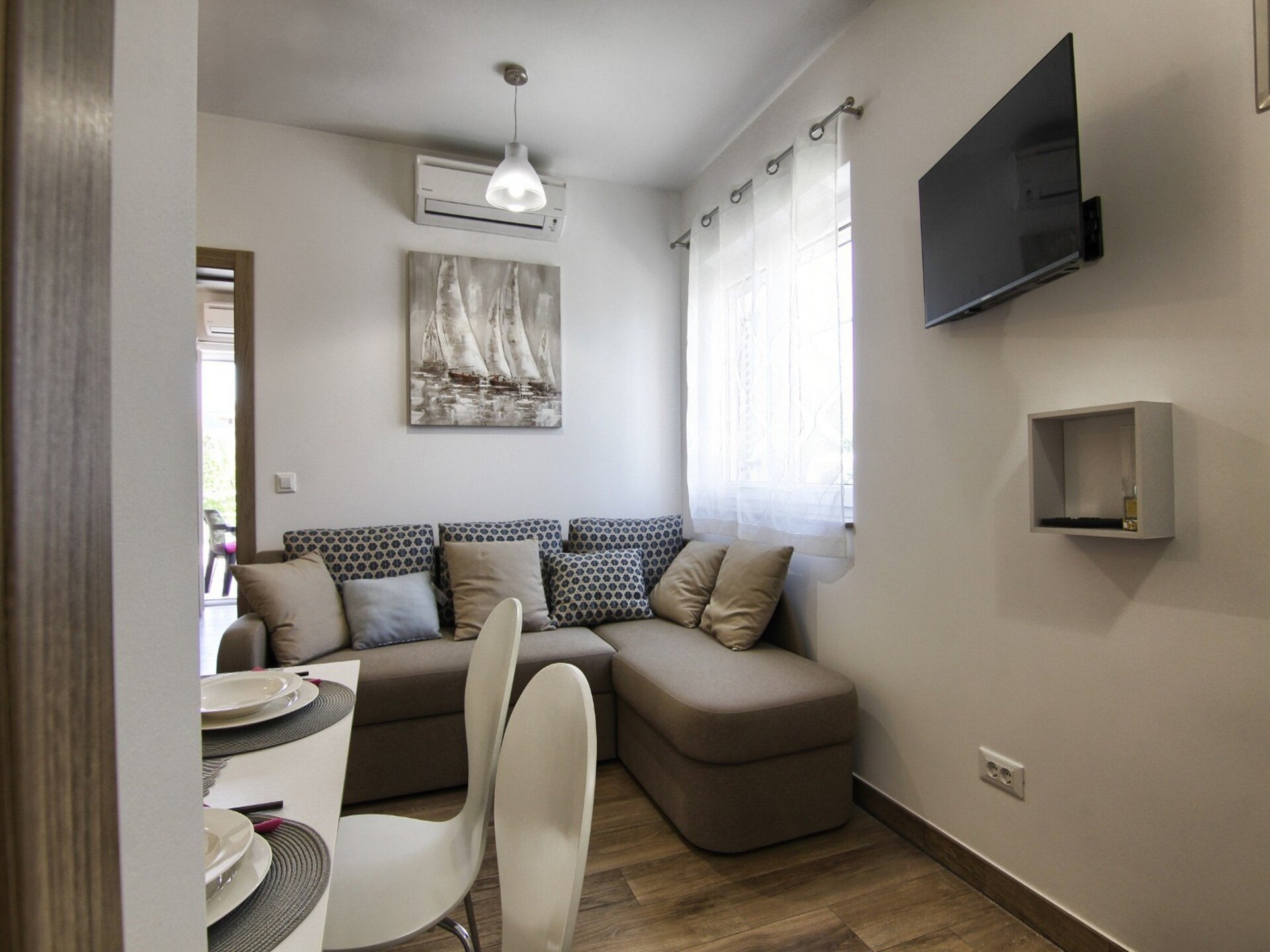 Licht appartement met terras op 50 meter van de zee in Pakoštane - foto 2