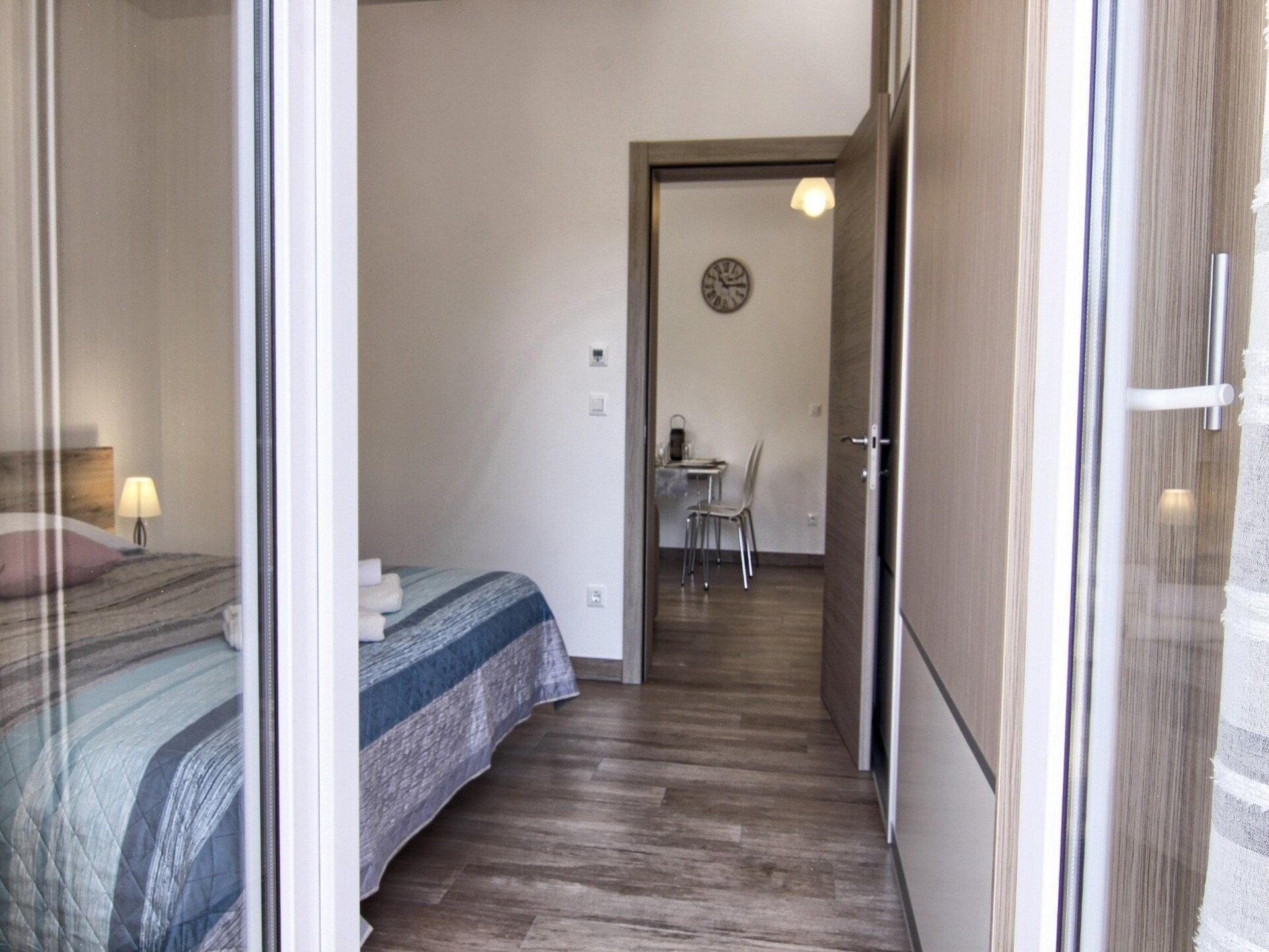 Licht appartement met terras op 50 meter van de zee in Pakoštane - foto 19