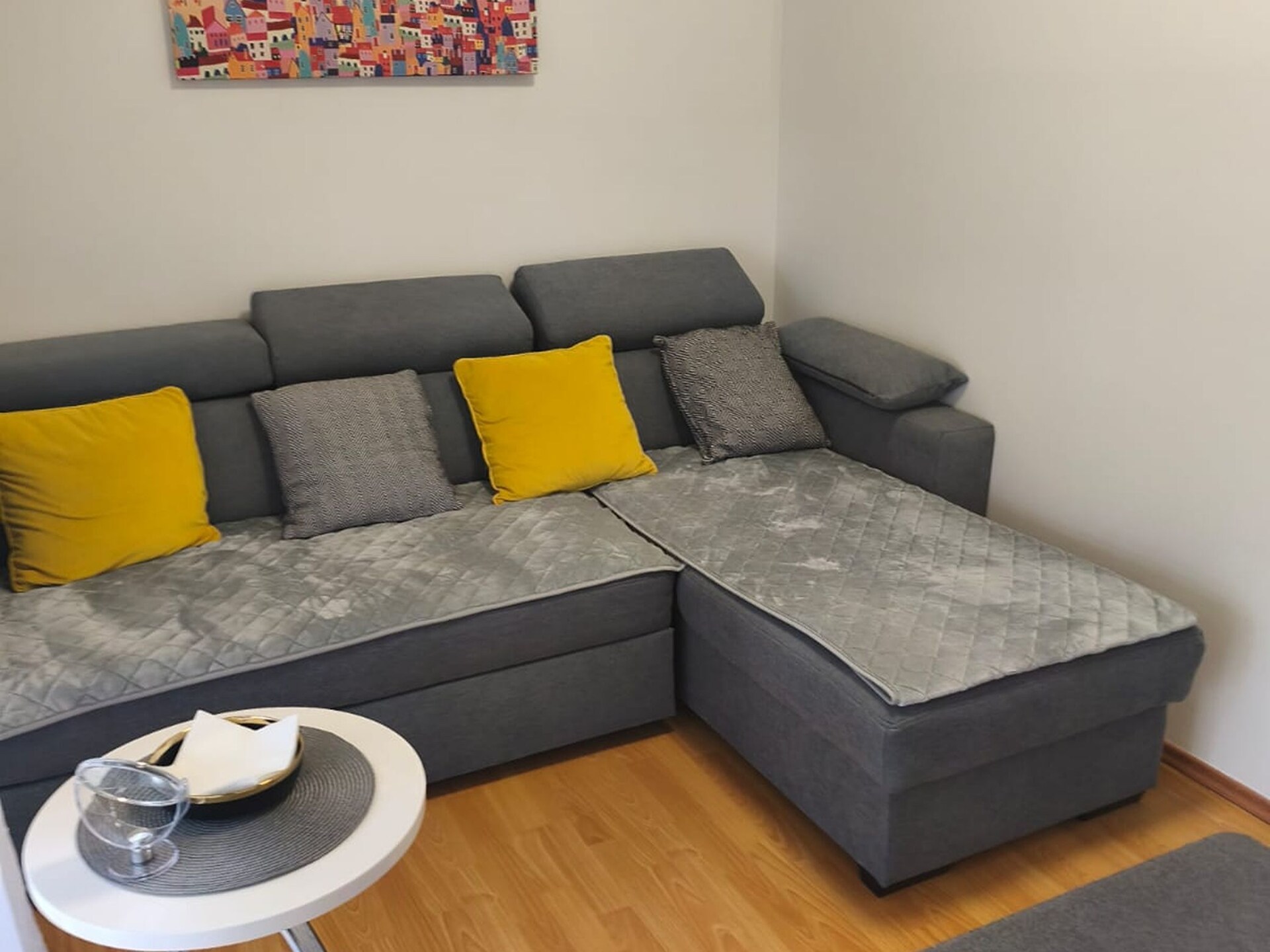 Ruim 3-kamerappartement met loggia in Split, op 3 km van het strand - foto 1