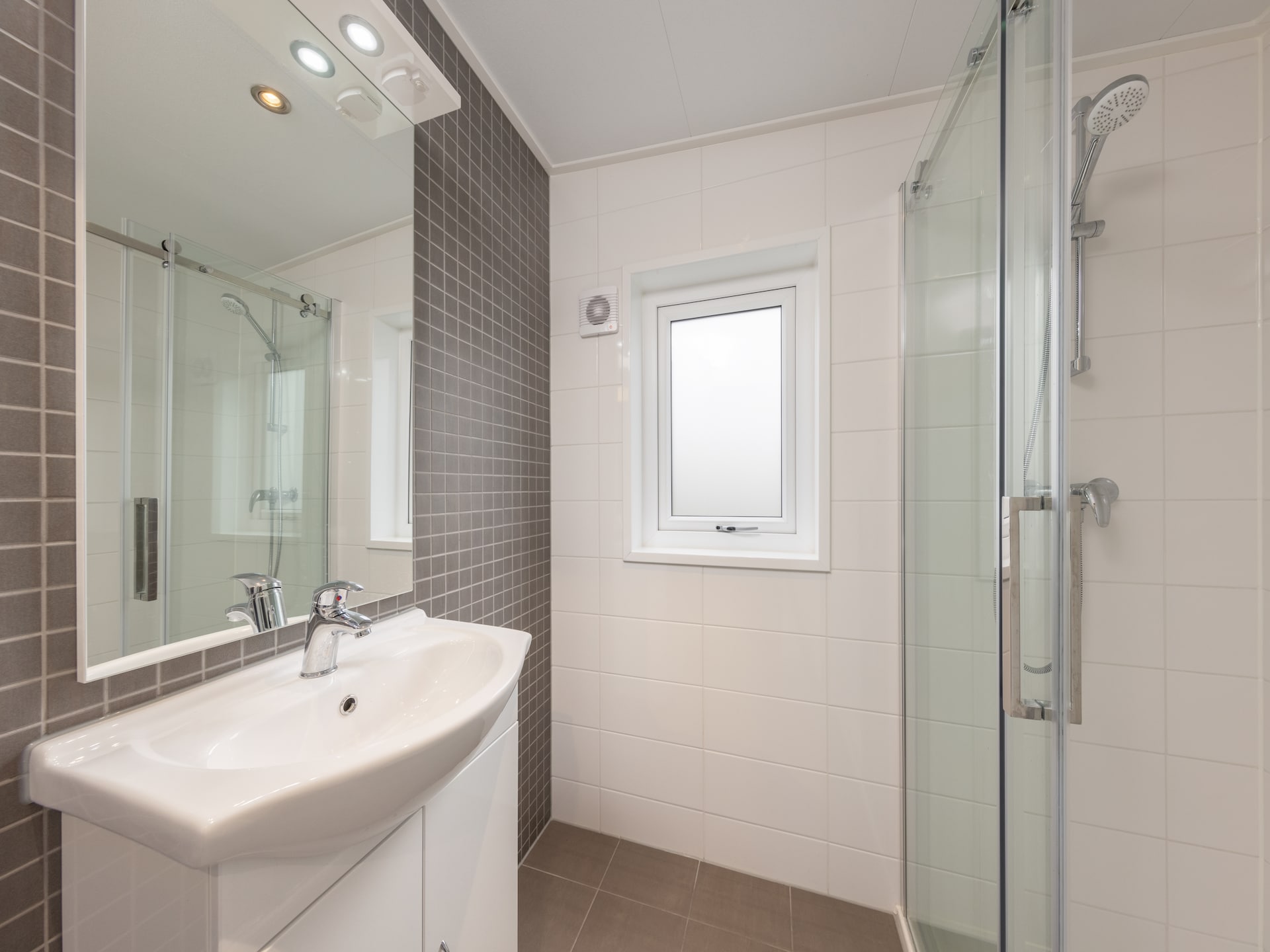 Luxe vakantielodge met airco op Recreatiepark Tolplas, huisdieren welkom - foto 6