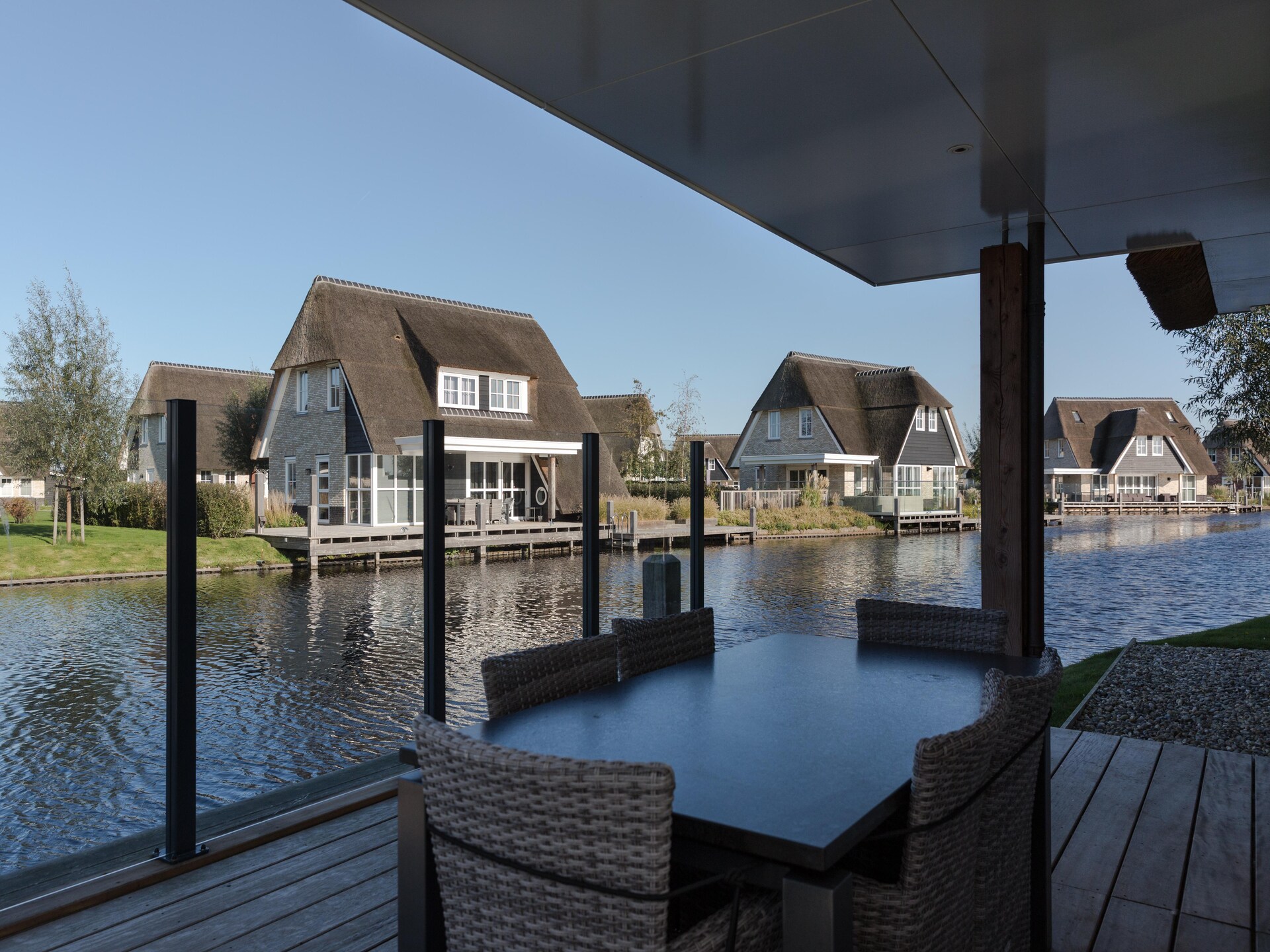 Luxe watervilla met sauna en buitenjacuzzi aan het Friese meer - foto 6