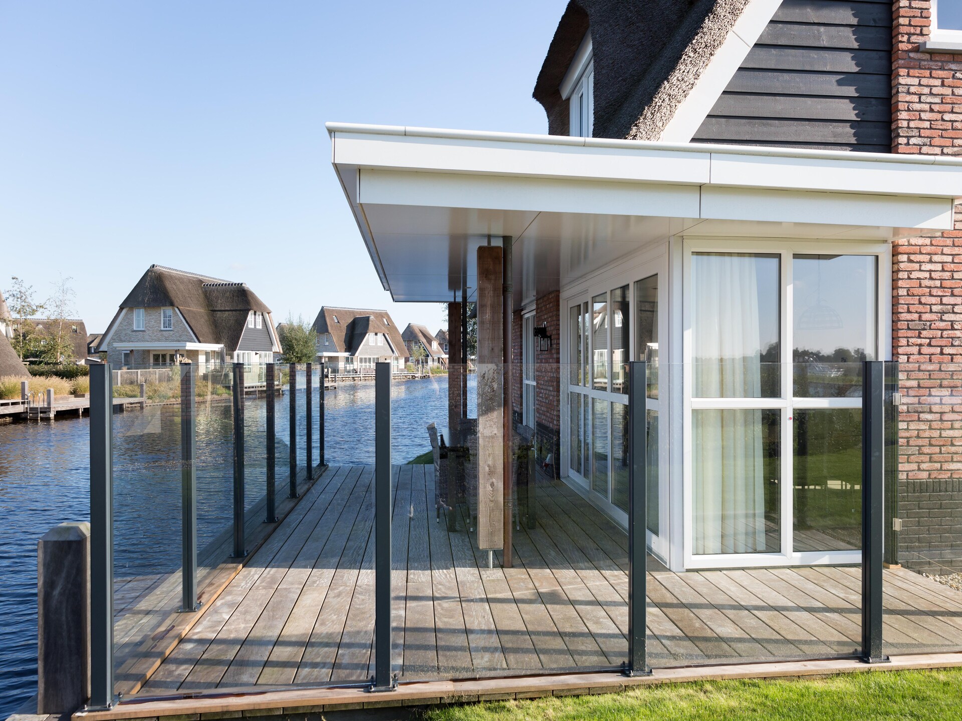 Luxe watervilla met sauna en buitenjacuzzi aan het Friese meer - foto 20