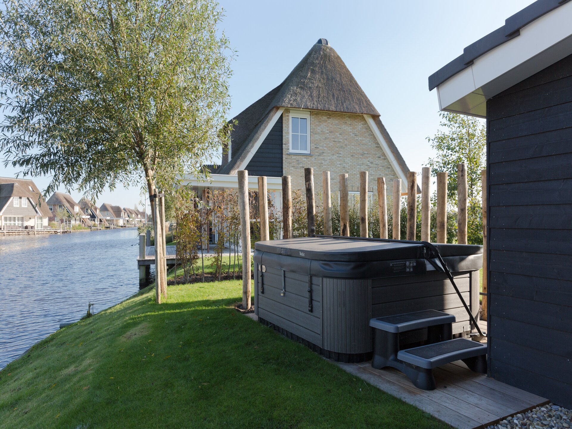 Luxe watervilla met sauna en buitenjacuzzi aan het Friese meer - foto 8