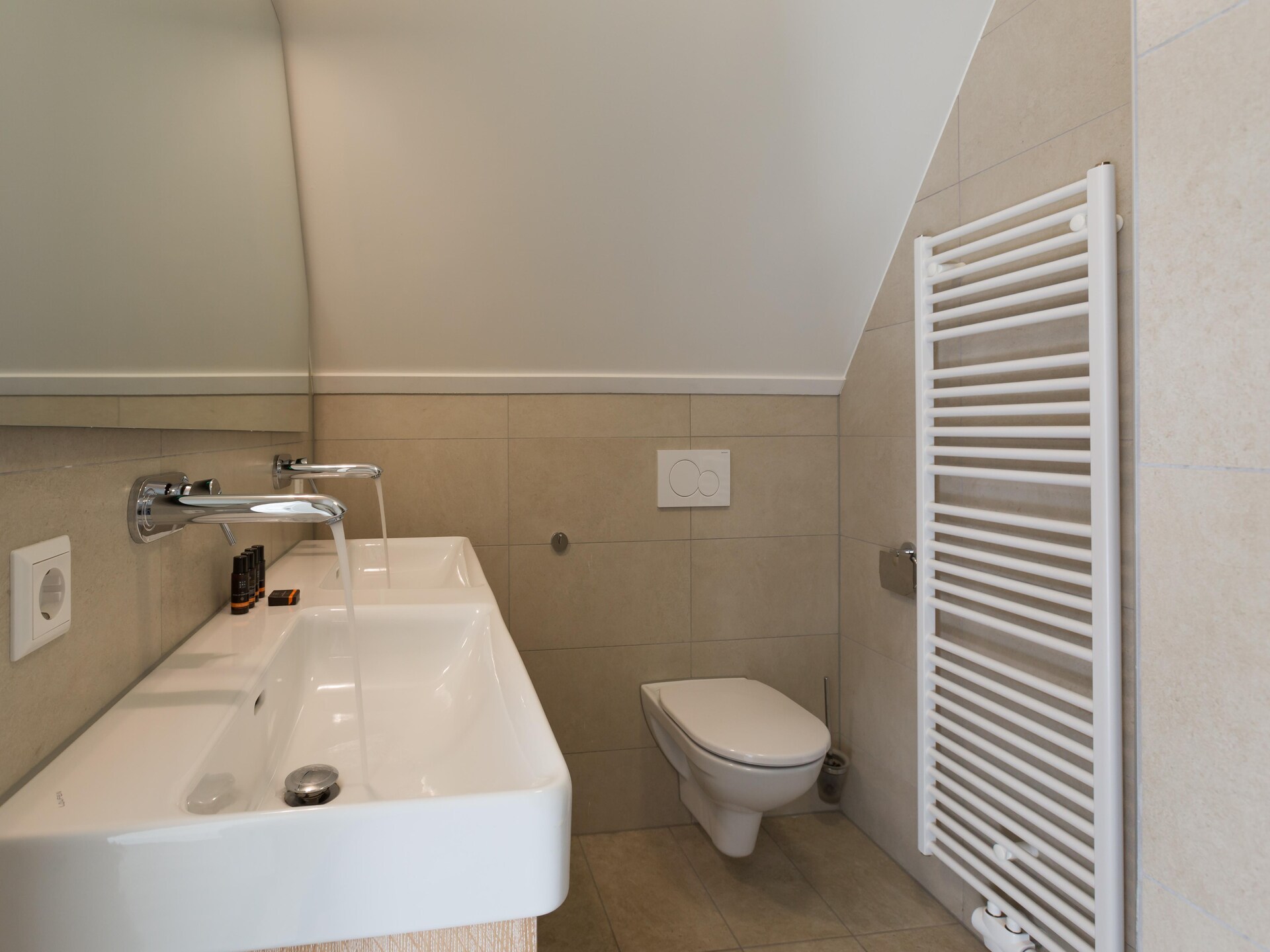 Luxe watervilla met sauna en buitenjacuzzi aan het Friese meer - foto 18