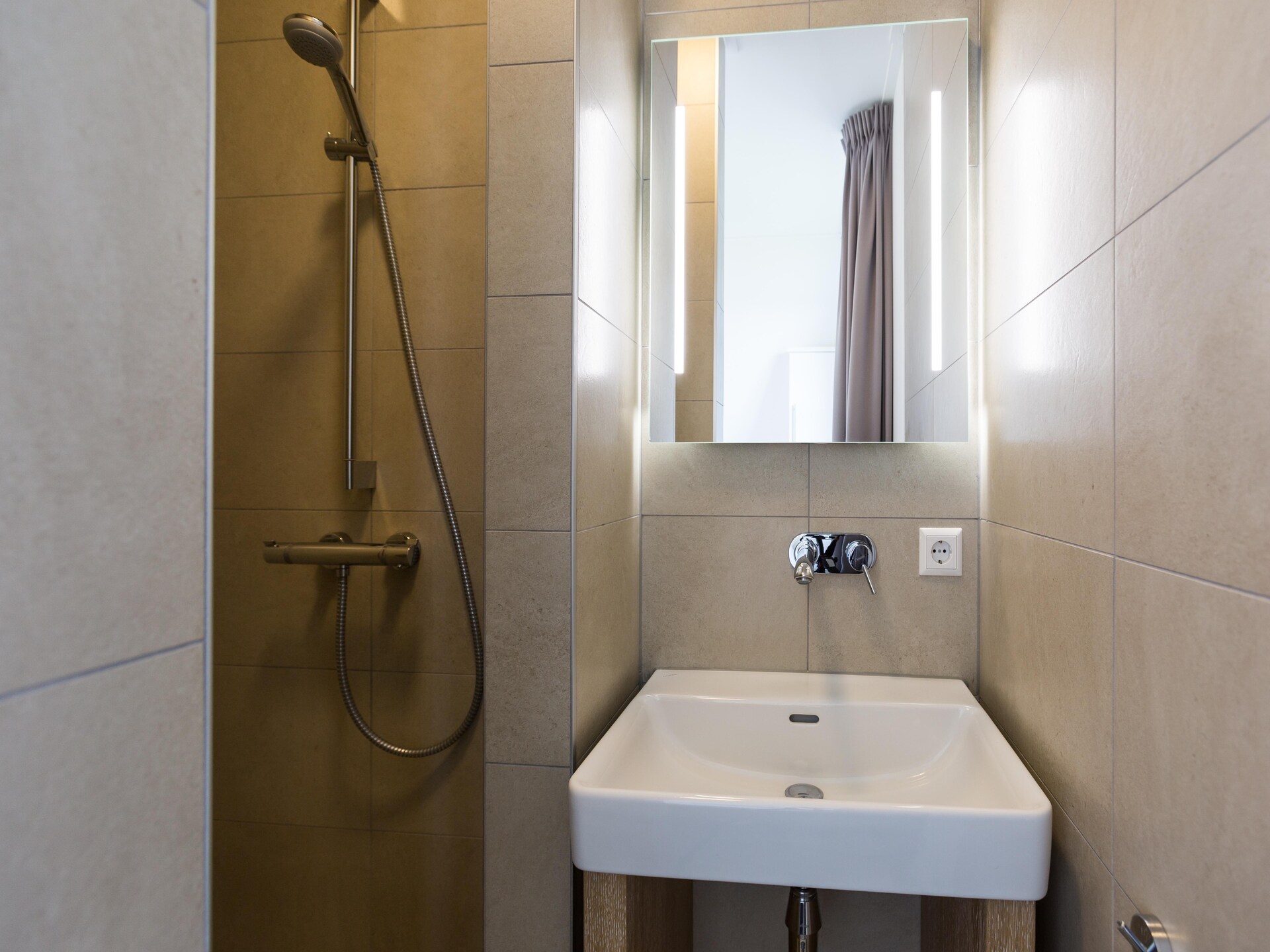 Luxe watervilla met sauna en buitenjacuzzi aan het Friese meer - foto 19
