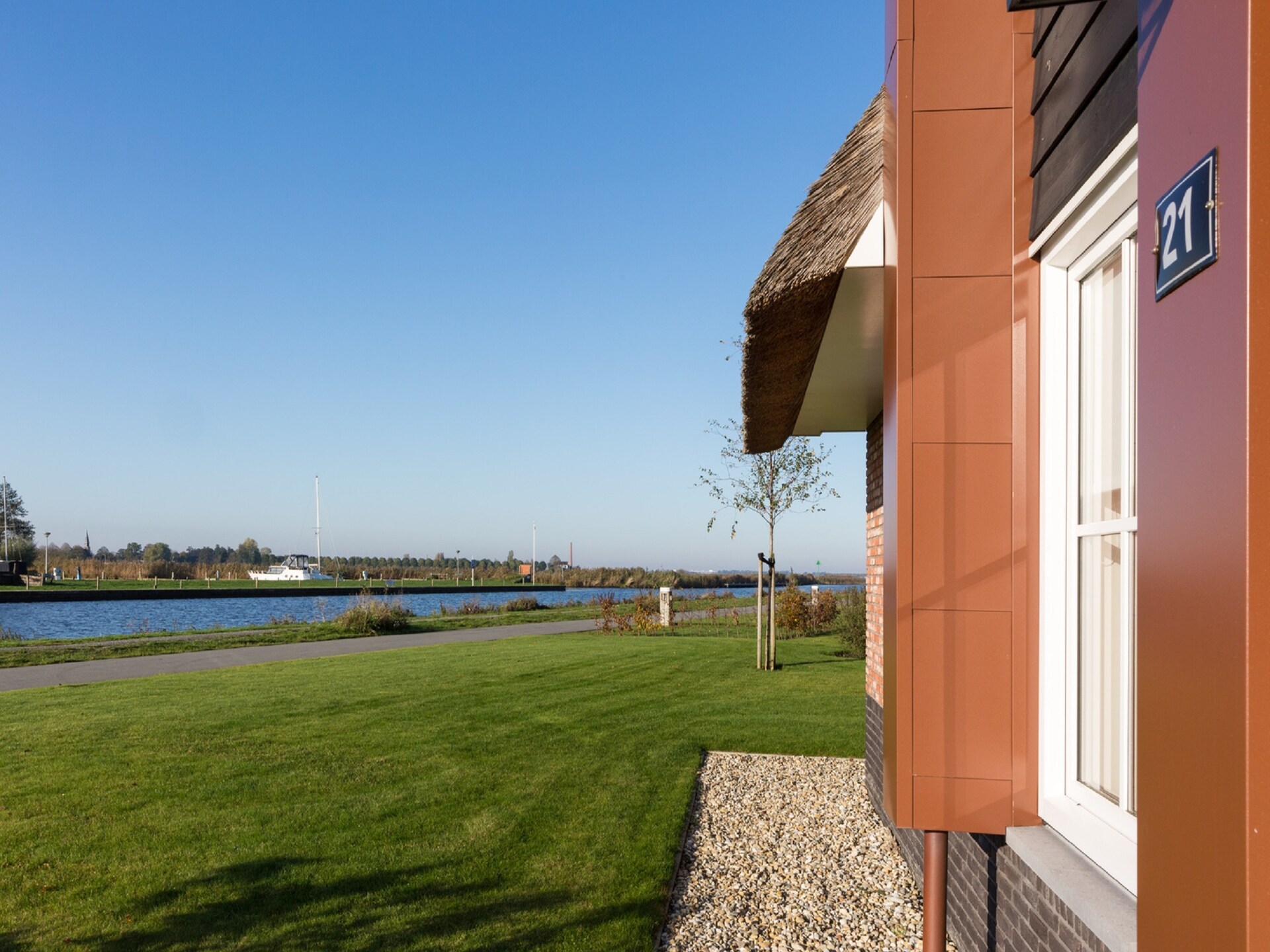 Luxe watervilla met sauna en buitenjacuzzi aan het Friese meer - foto 21