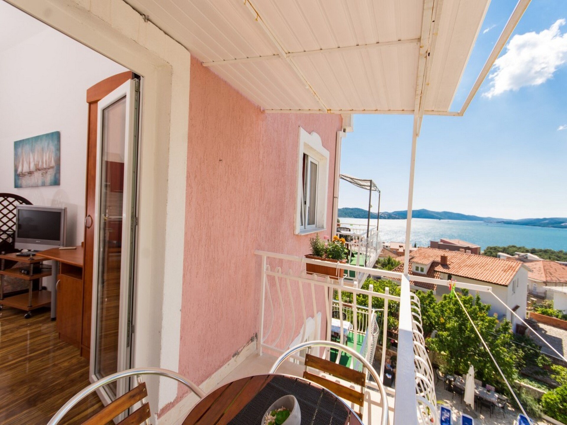 Studio met balkon en zeezicht op 400 meter van het strand in Okrug Gornji - foto 14