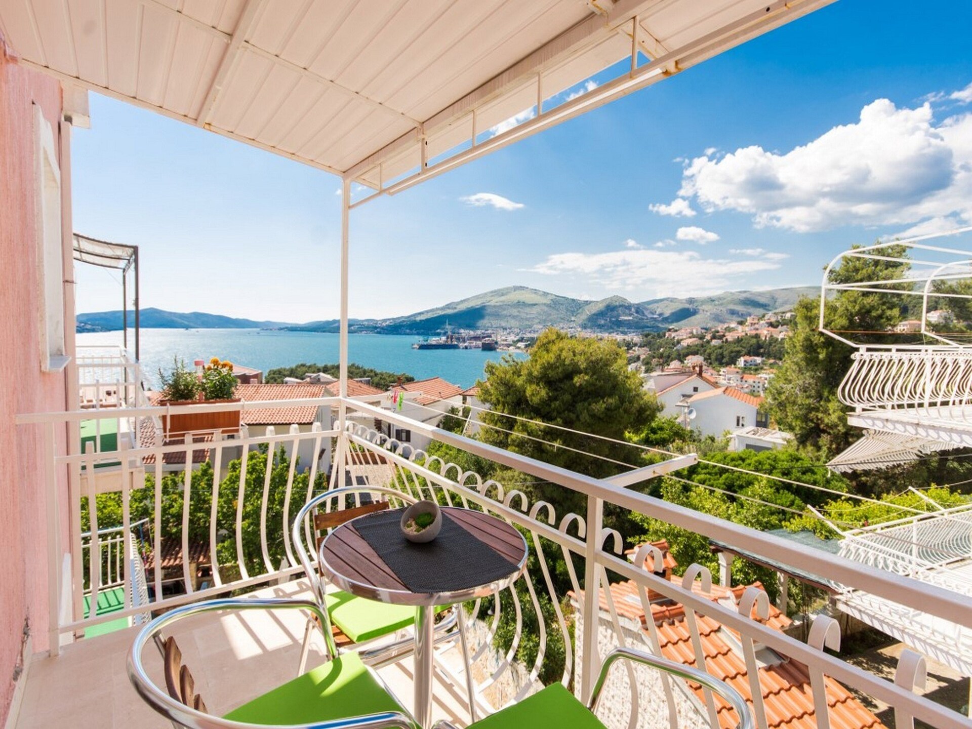 Studio met balkon en zeezicht op 400 meter van het strand in Okrug Gornji - foto 15