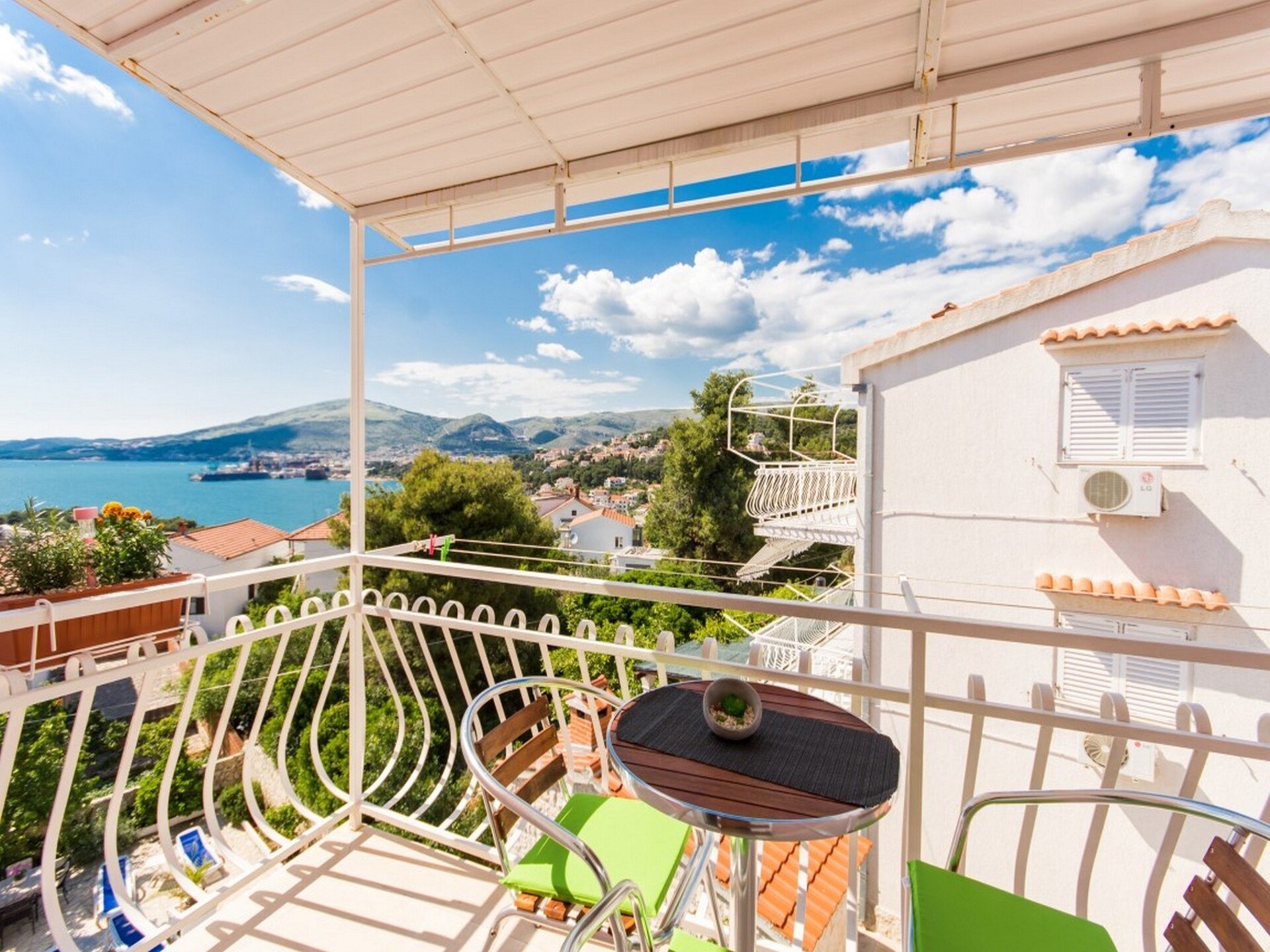 Studio met balkon en zeezicht op 400 meter van het strand in Okrug Gornji - foto 11