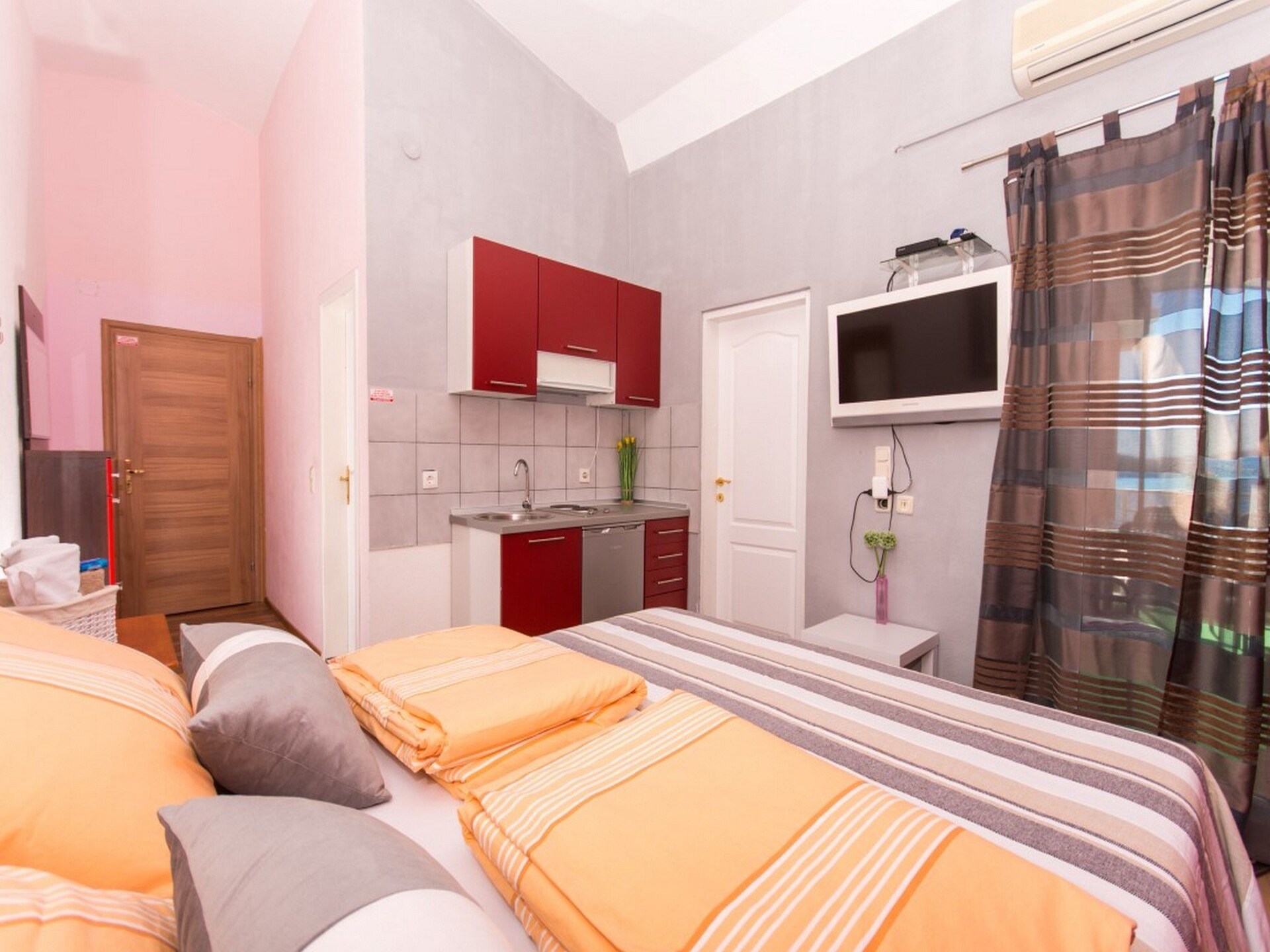 Appartement met balkon en zeezicht vlakbij het strand van Okrug Gornji - foto 15