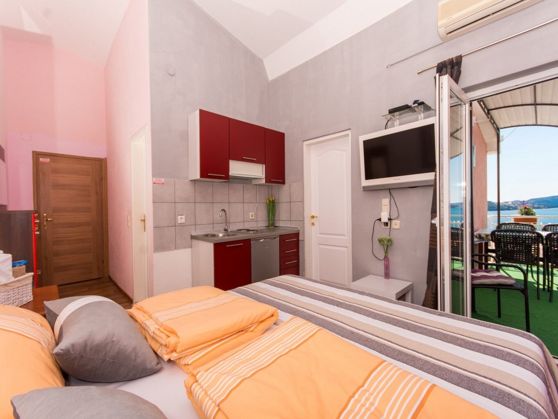 Appartement met balkon en zeezicht vlakbij het strand van Okrug Gornji - foto 17