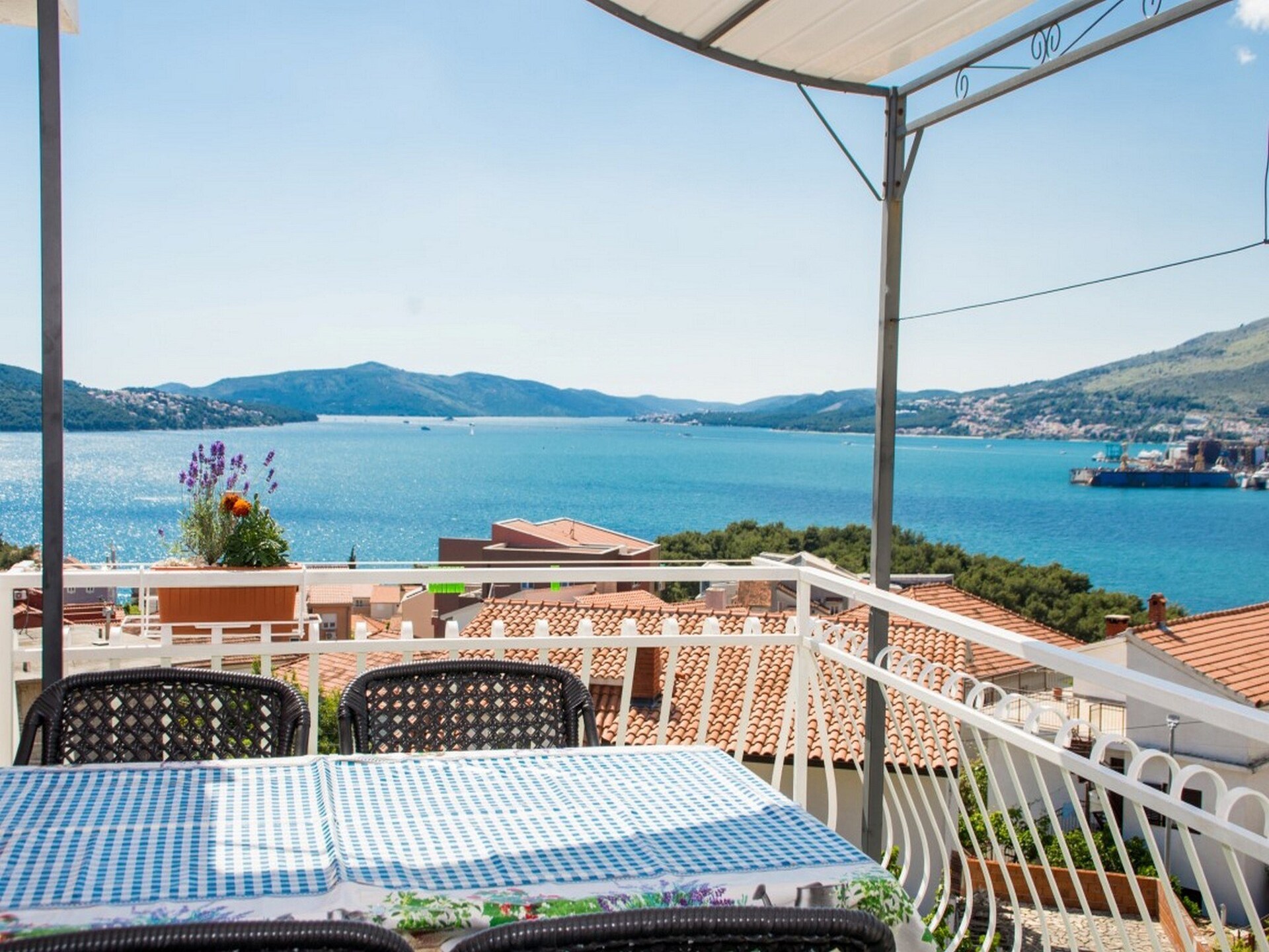 Appartement met balkon en zeezicht vlakbij het strand van Okrug Gornji - foto 27