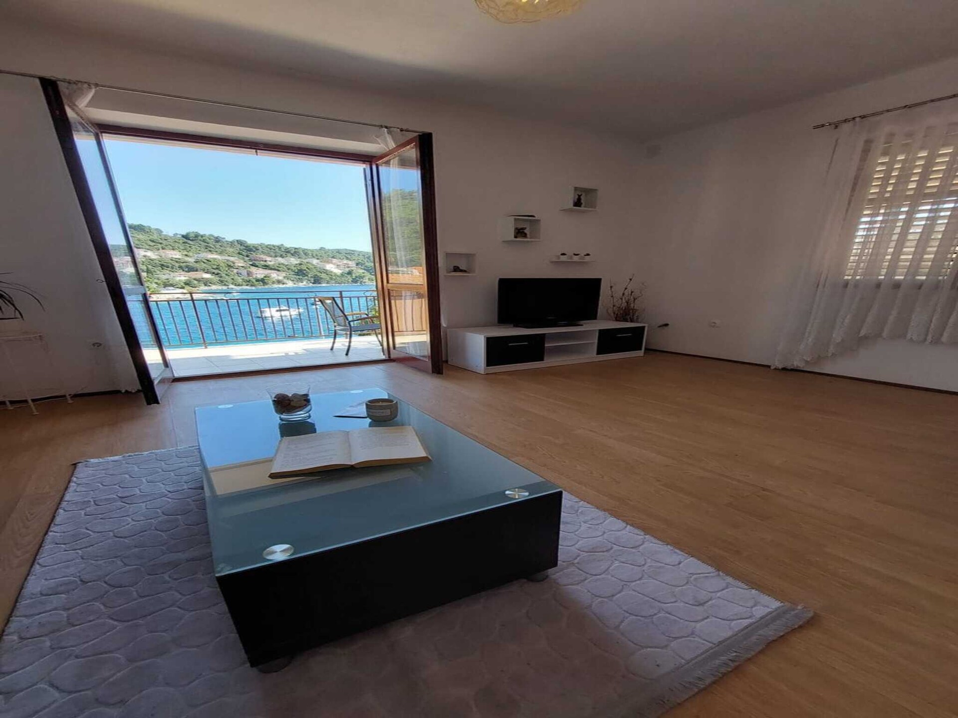 Ruim appartement met zeezicht en terras in Smokvica - foto 2
