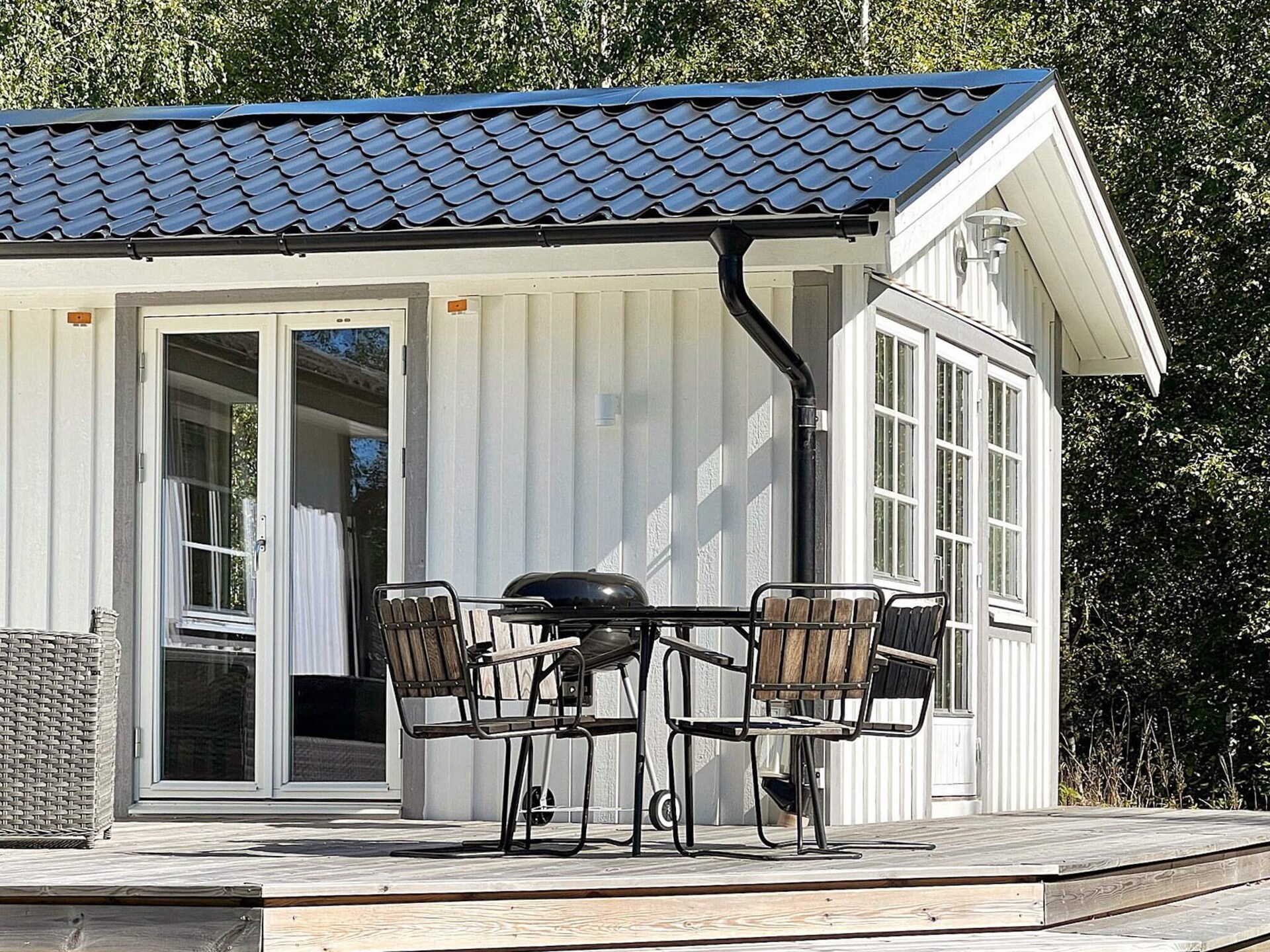 Sfeervol Zweeds vakantiehuis bij het meer met grote houten terras - foto 9