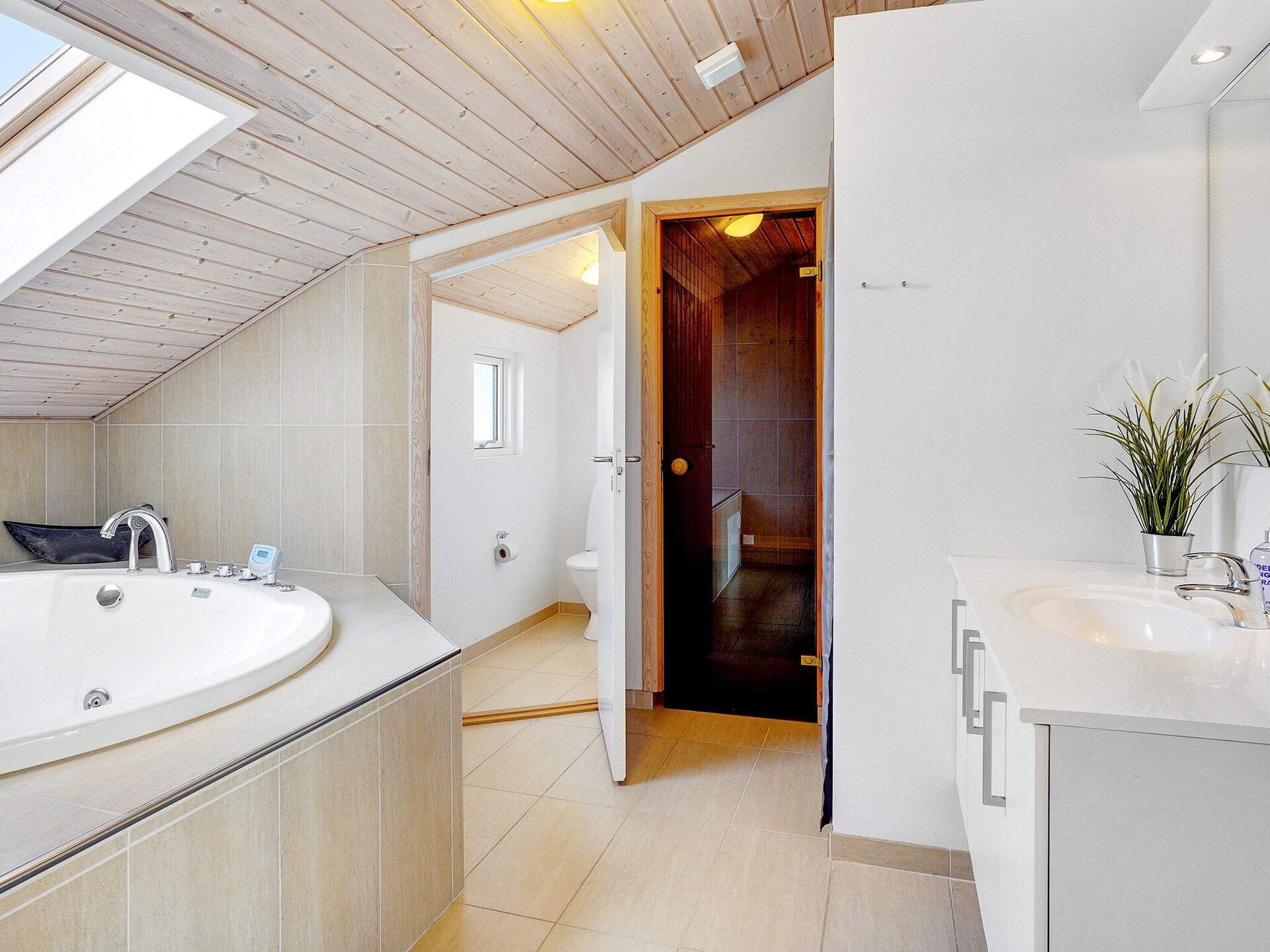 Vrijstaand vakantiehuis met sauna en whirlpool op 170m van Grønhøj Strand - foto 4