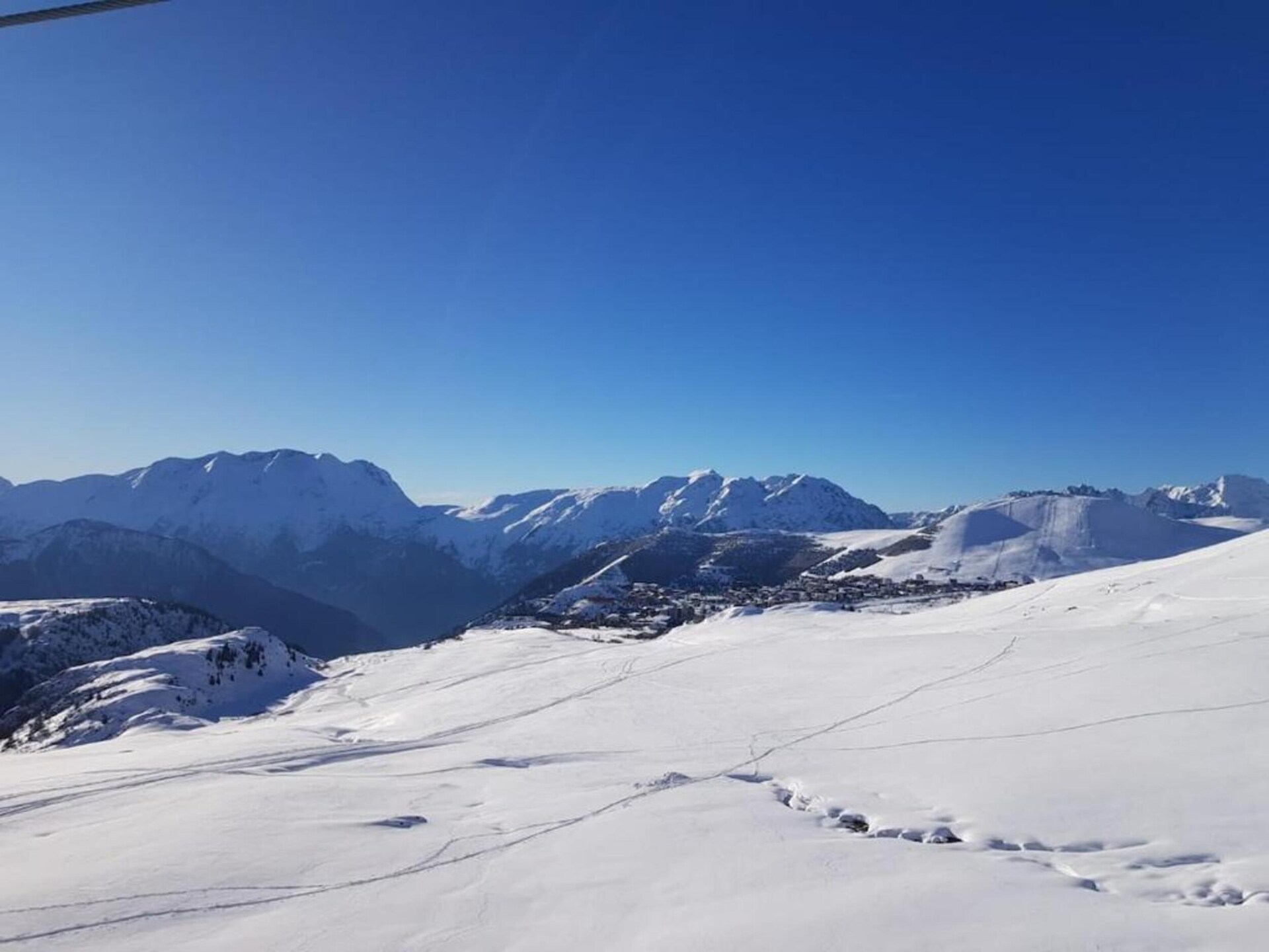 Luxe appartement aan de piste in Huez met balkon en uitzicht - foto 31