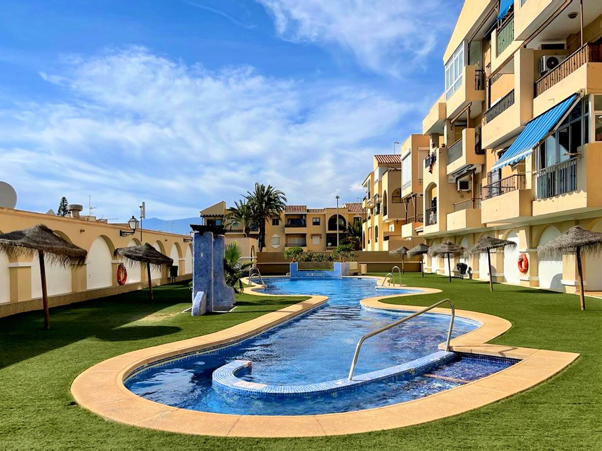 Op 400 m van het strand: Licht appartement in Roquetas de Mar - foto 1