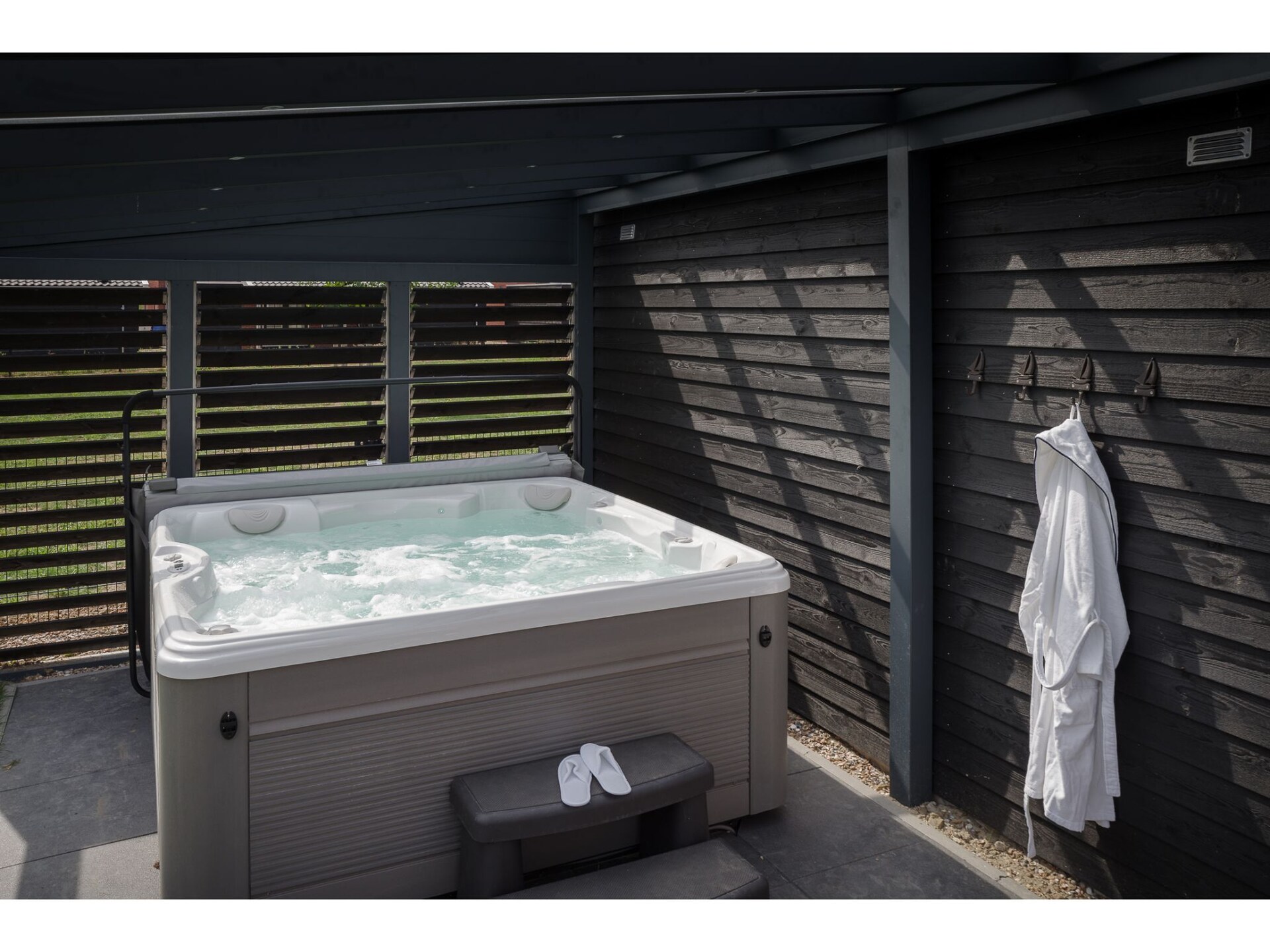 Luxe wellnessvilla met jacuzzi en sauna in Colijnsplaat, Zeeland - foto 6