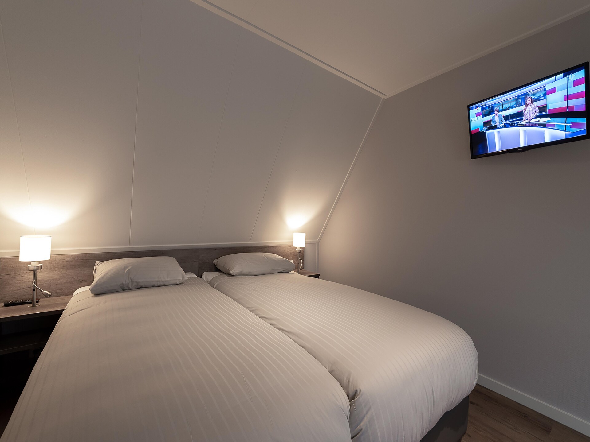 Luxe vrijstaand vakantiehuis met sauna op 100m van zee in Colijnsplaat - foto 23