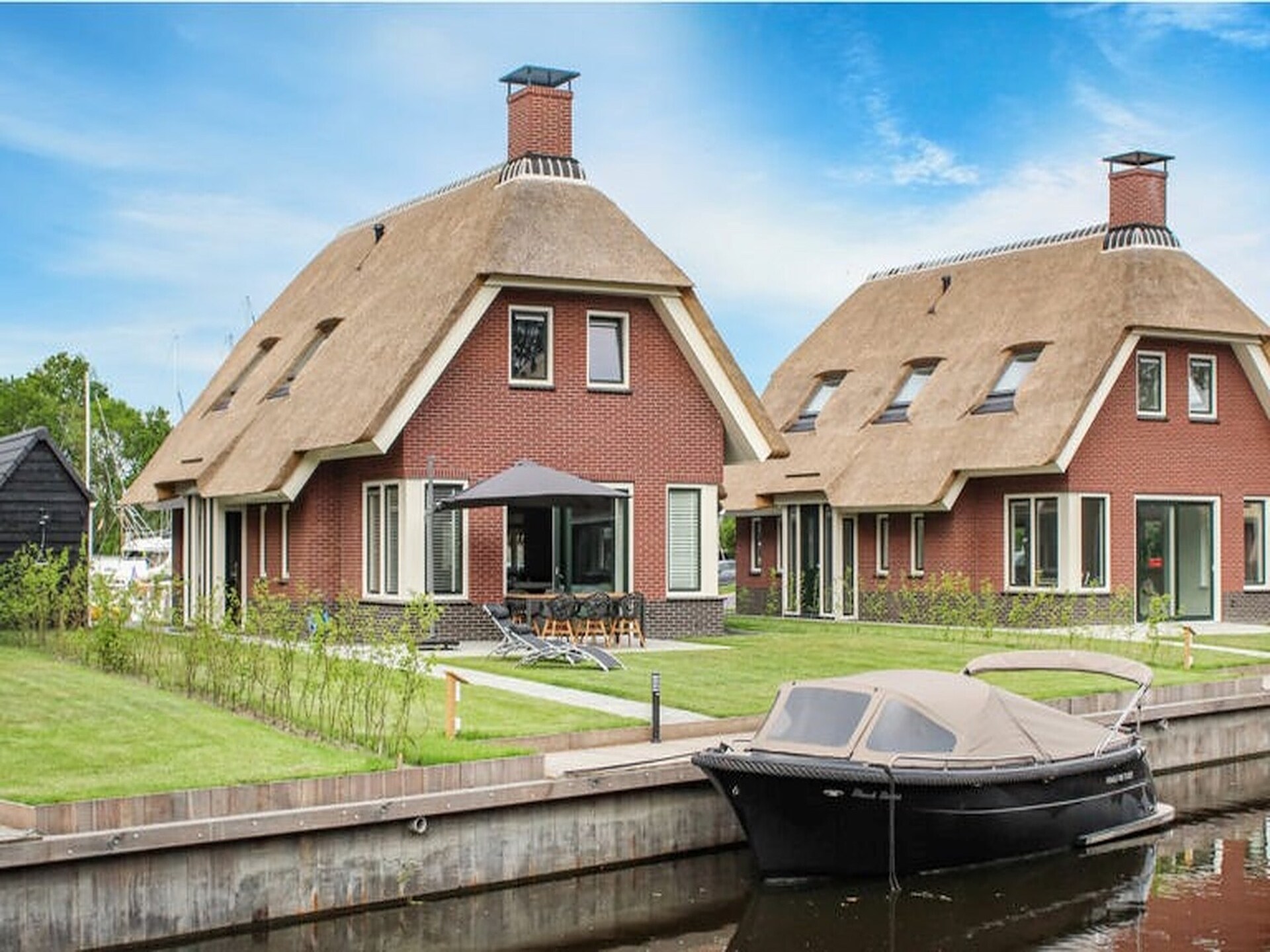 Rietgedekte villa aan het water in Friesland - foto 14