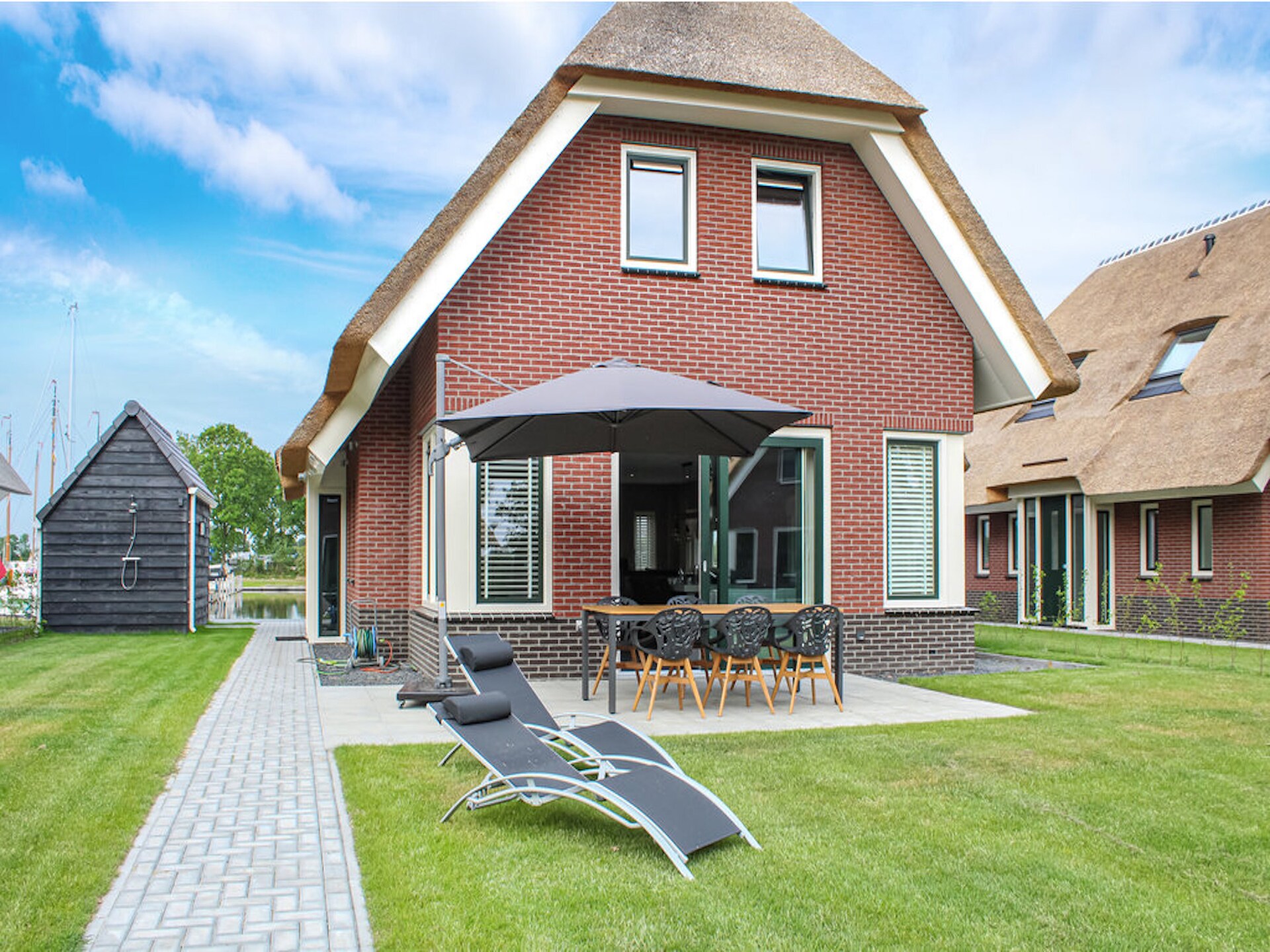 Rietgedekte villa aan het water in Friesland - foto 15
