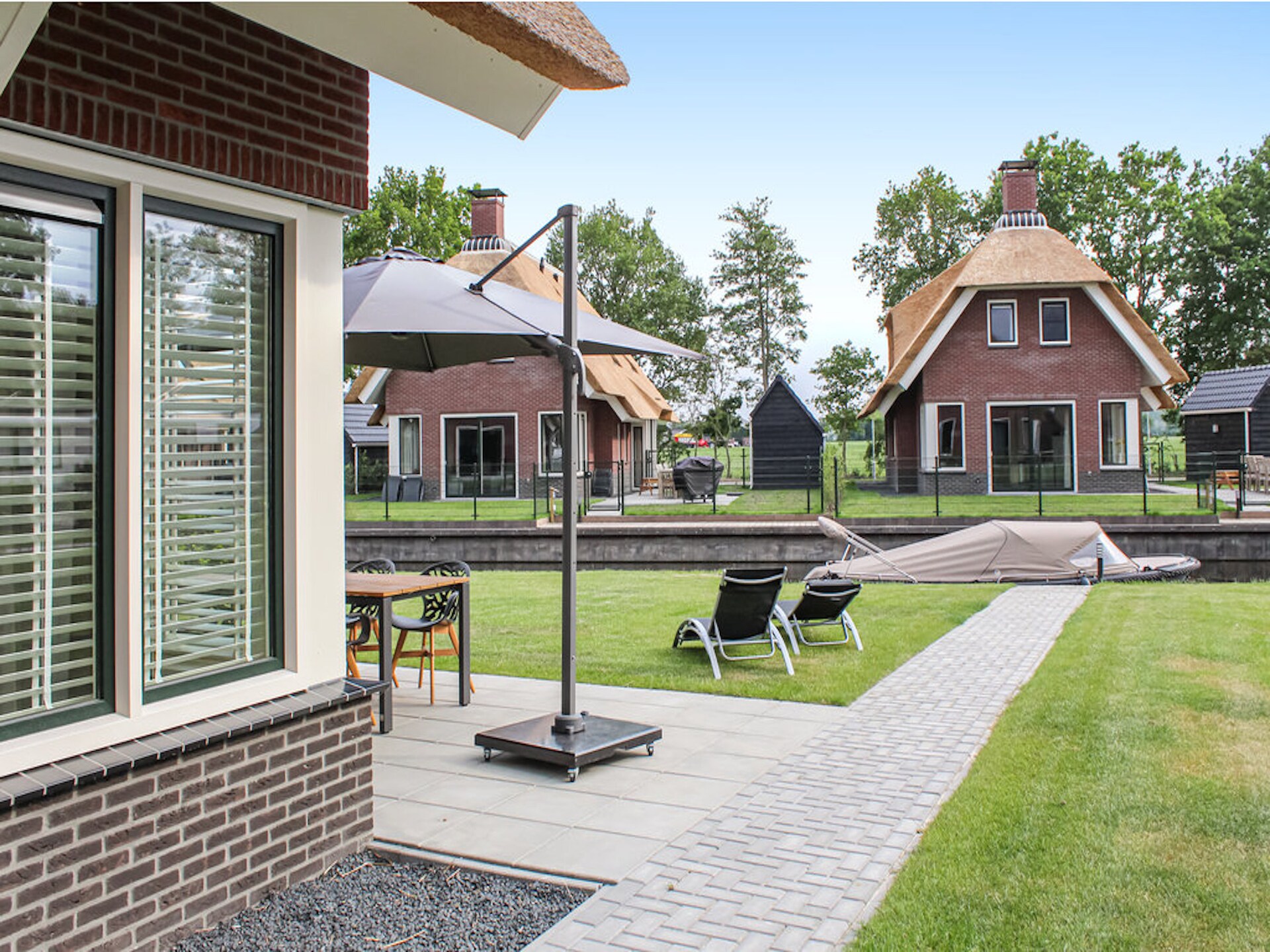 Rietgedekte villa aan het water in Friesland - foto 5