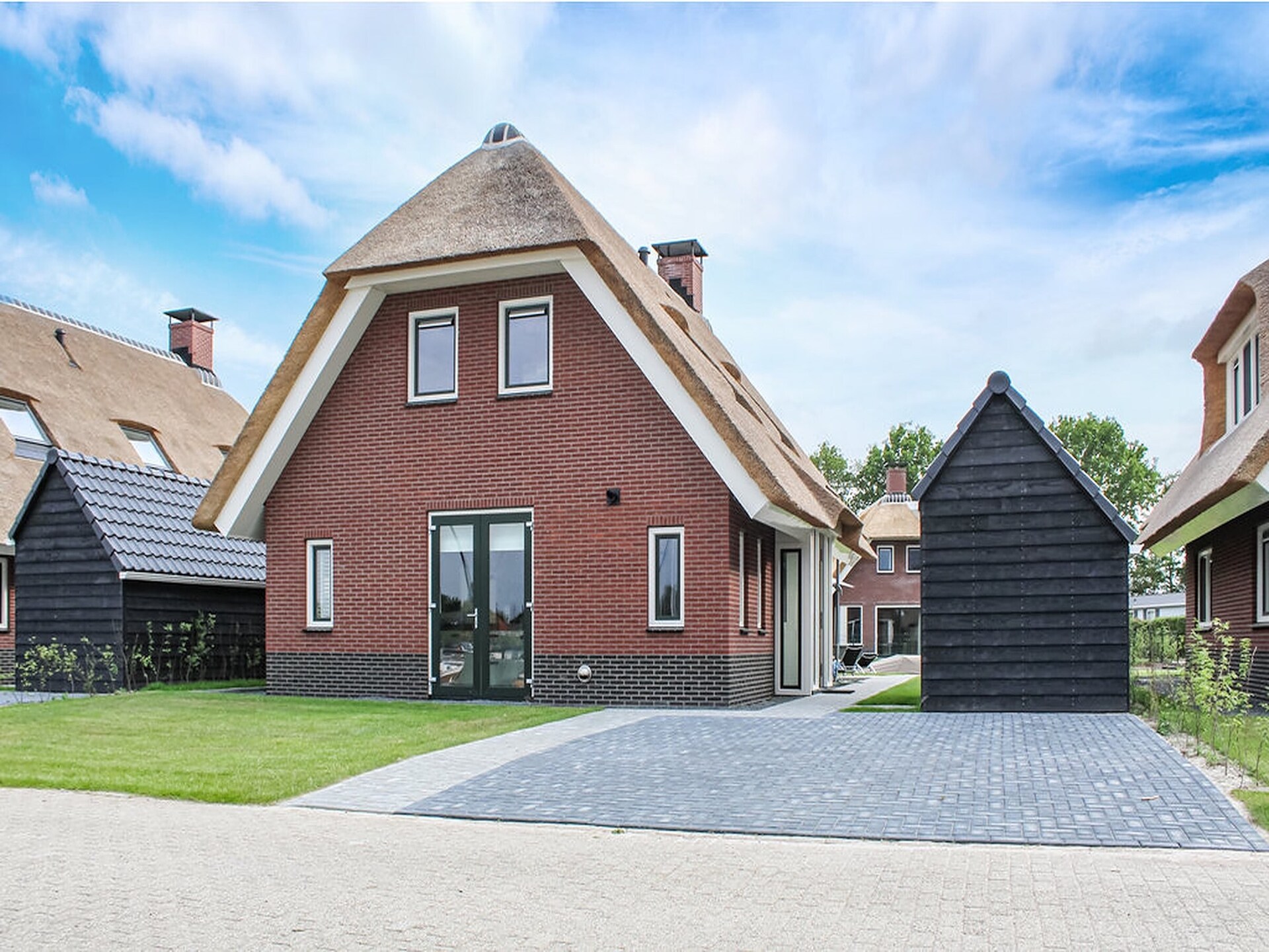 Rietgedekte villa aan het water in Friesland - foto 17