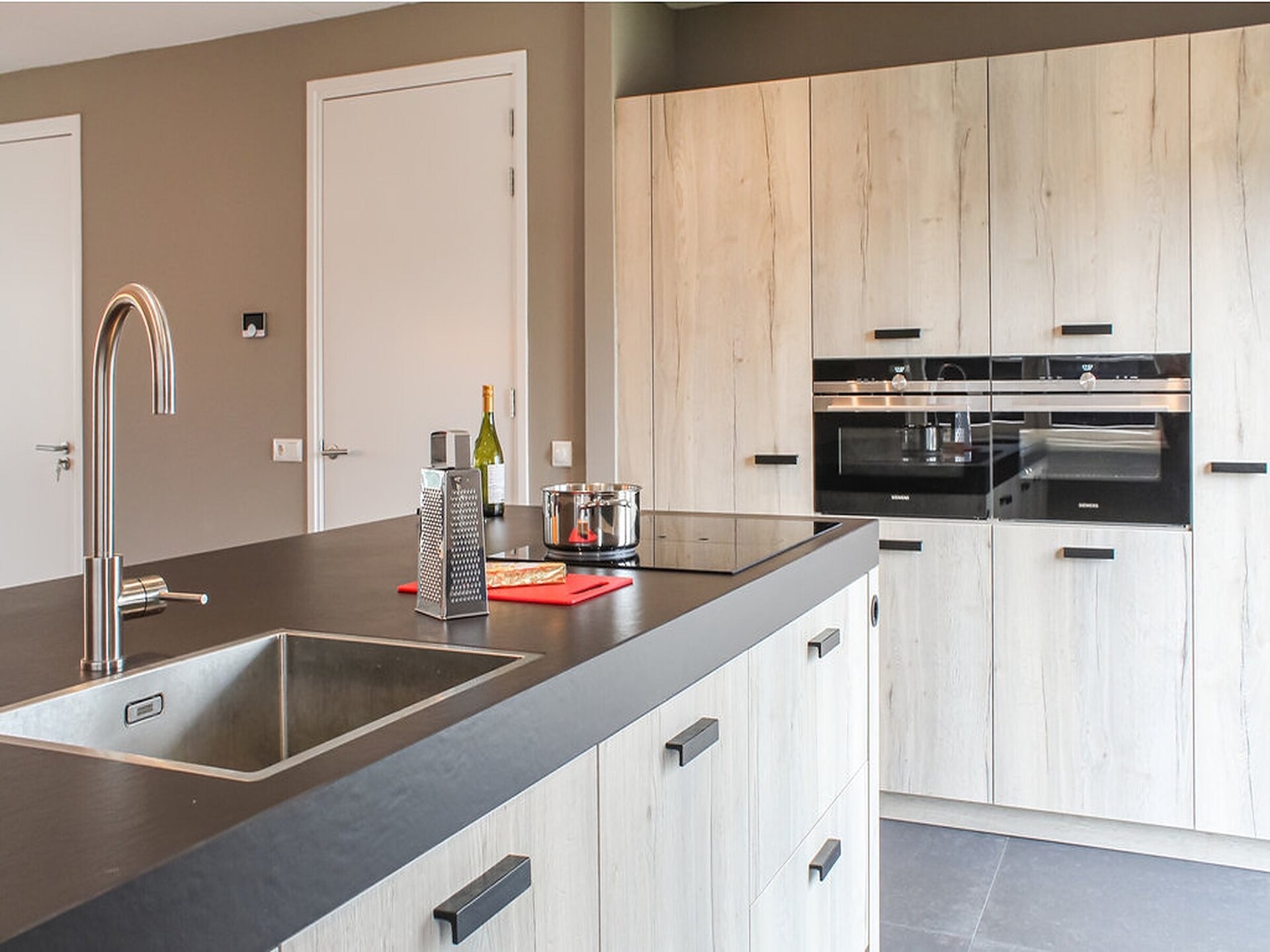 Rietgedekte villa aan het water in Friesland - foto 3