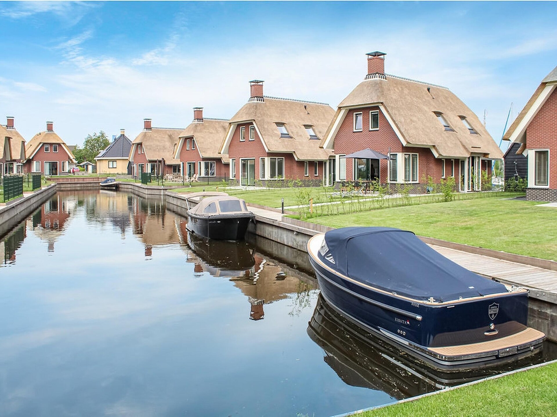 Rietgedekte villa aan het water in Friesland - foto 12